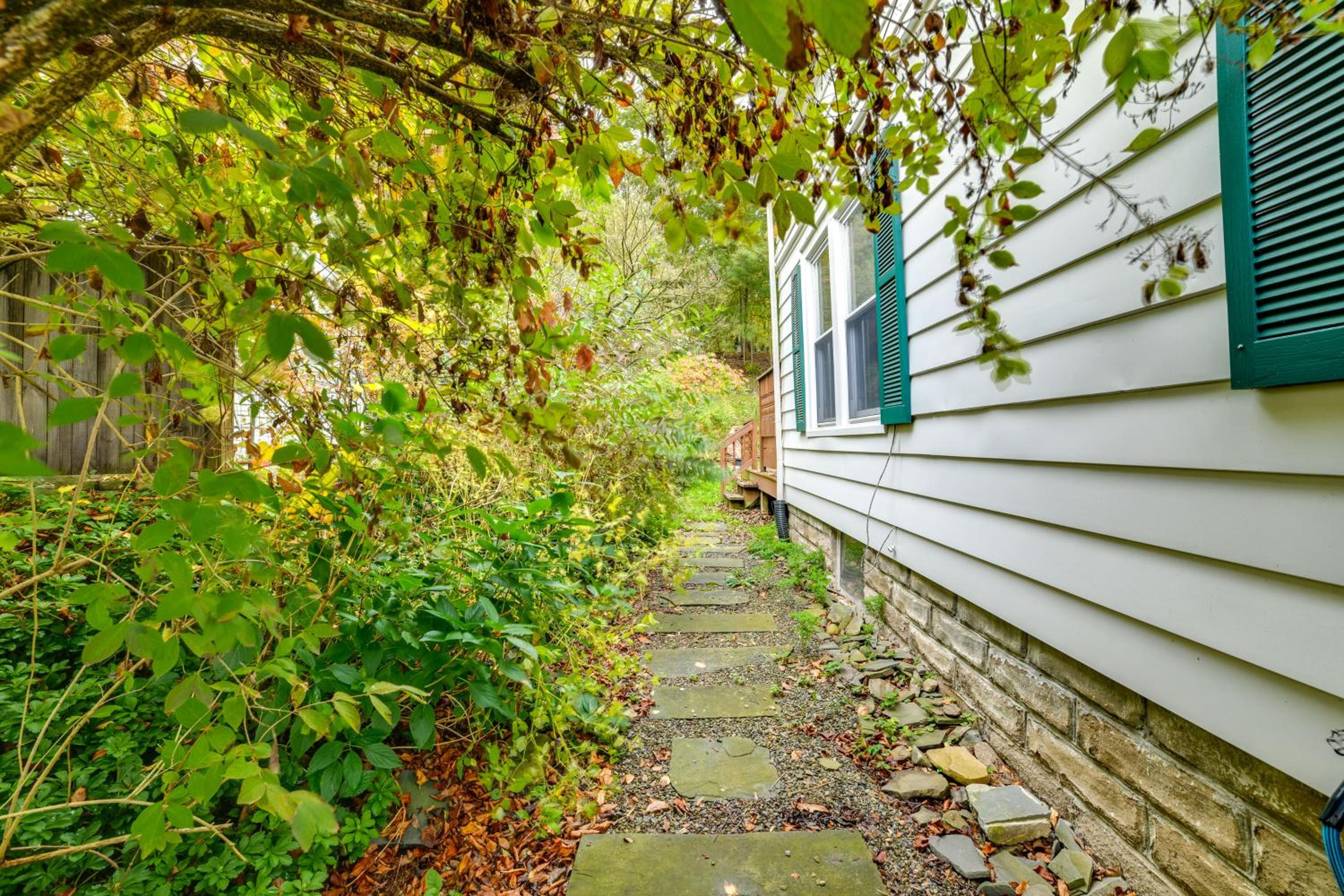 1 Mi to Dtwn Binghamton Pet-Friendly Home with Deck