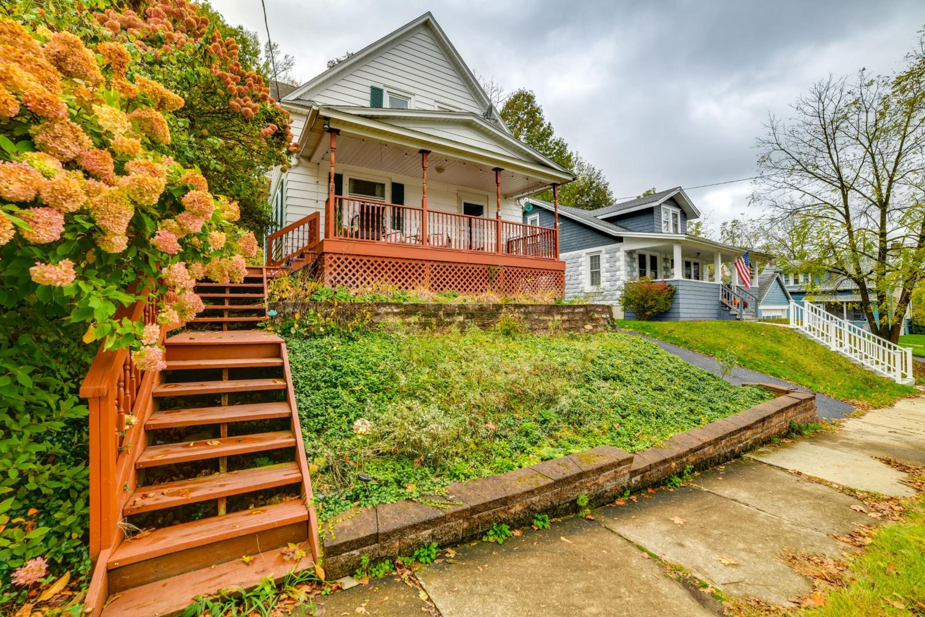 1 Mi to Dtwn Binghamton Pet-Friendly Home with Deck