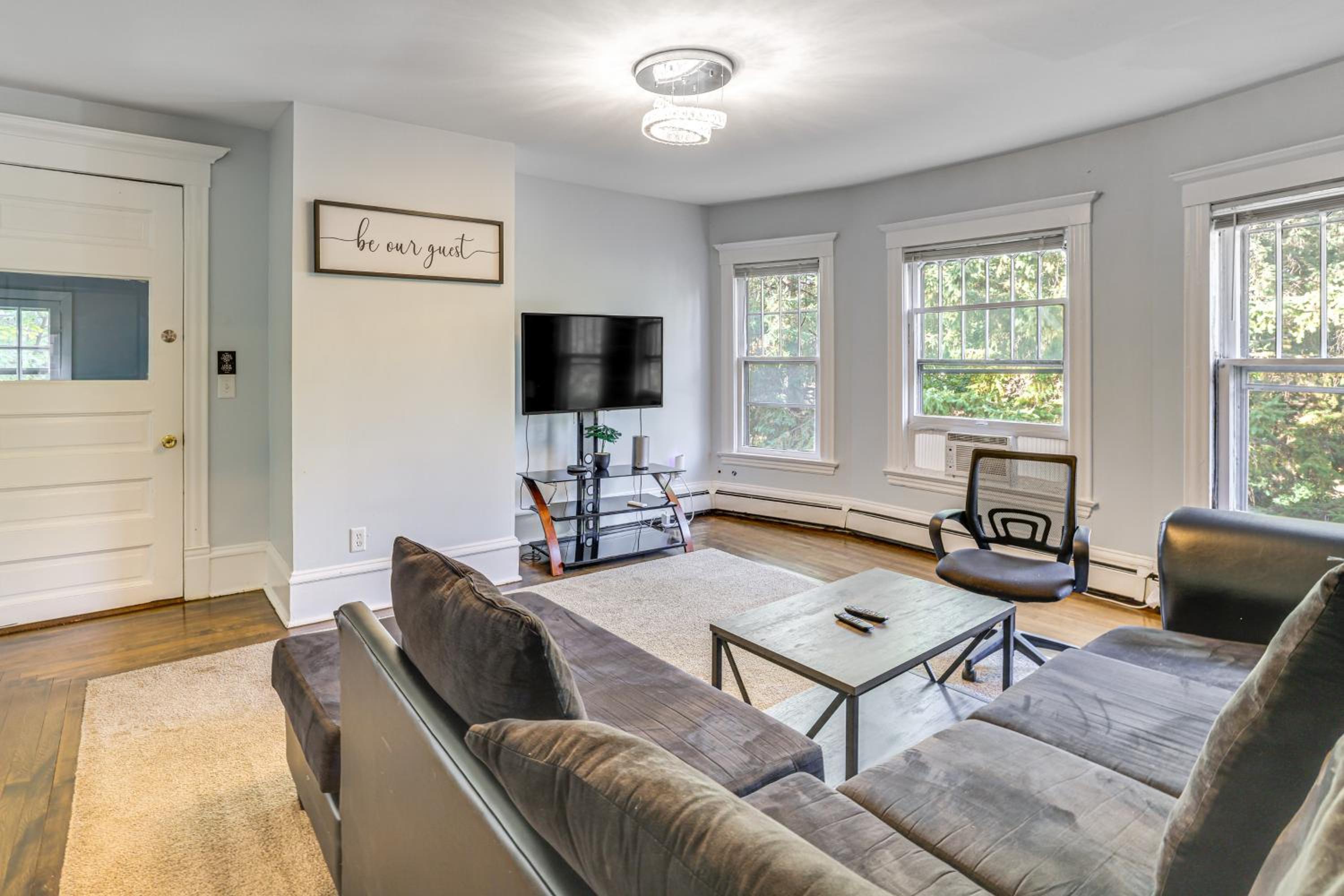 2 Mi to Dtwn! Walkable Minneapolis Apt with Deck