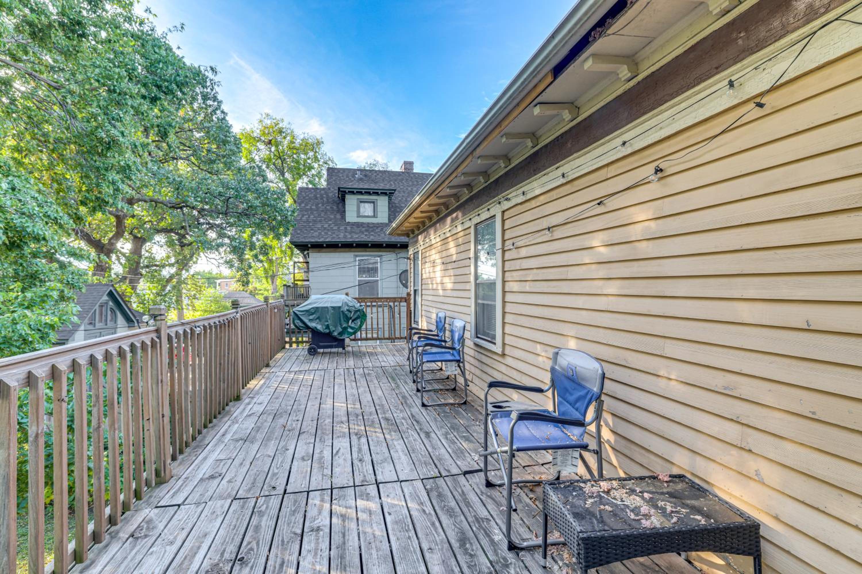 2 Mi to Dtwn! Walkable Minneapolis Apt with Deck