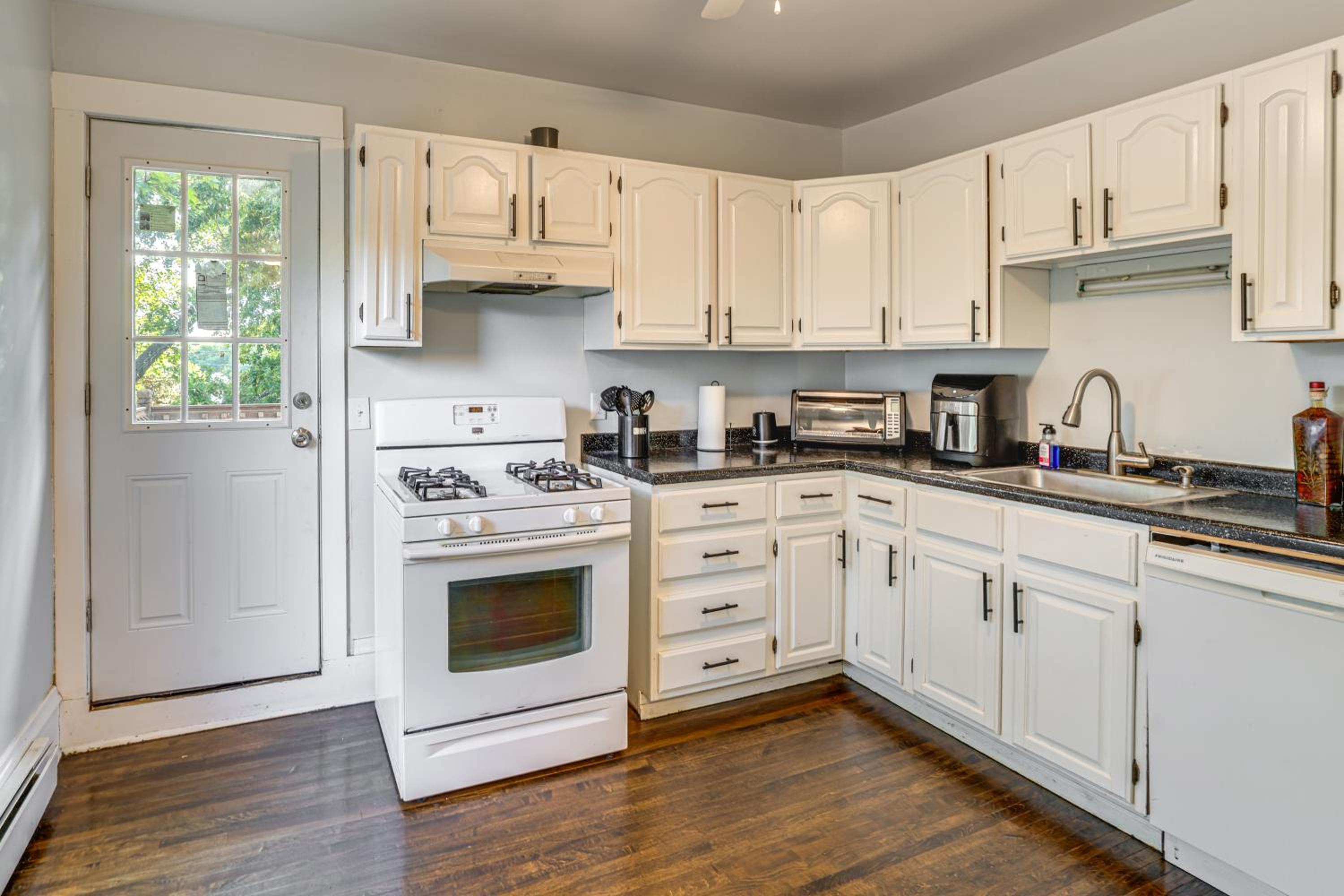 2 Mi to Dtwn! Walkable Minneapolis Apt with Deck