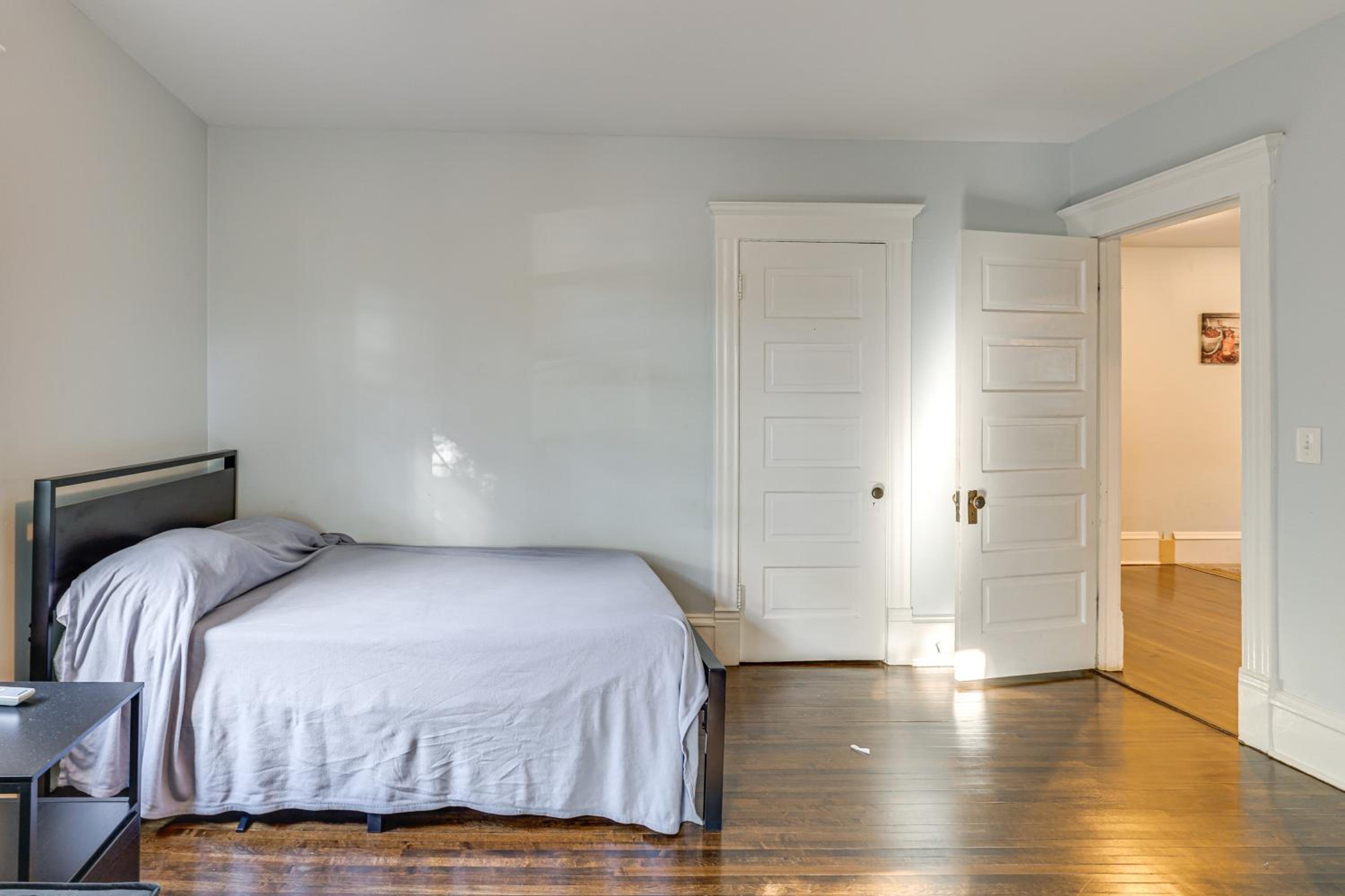 2 Mi to Dtwn! Walkable Minneapolis Apt with Deck