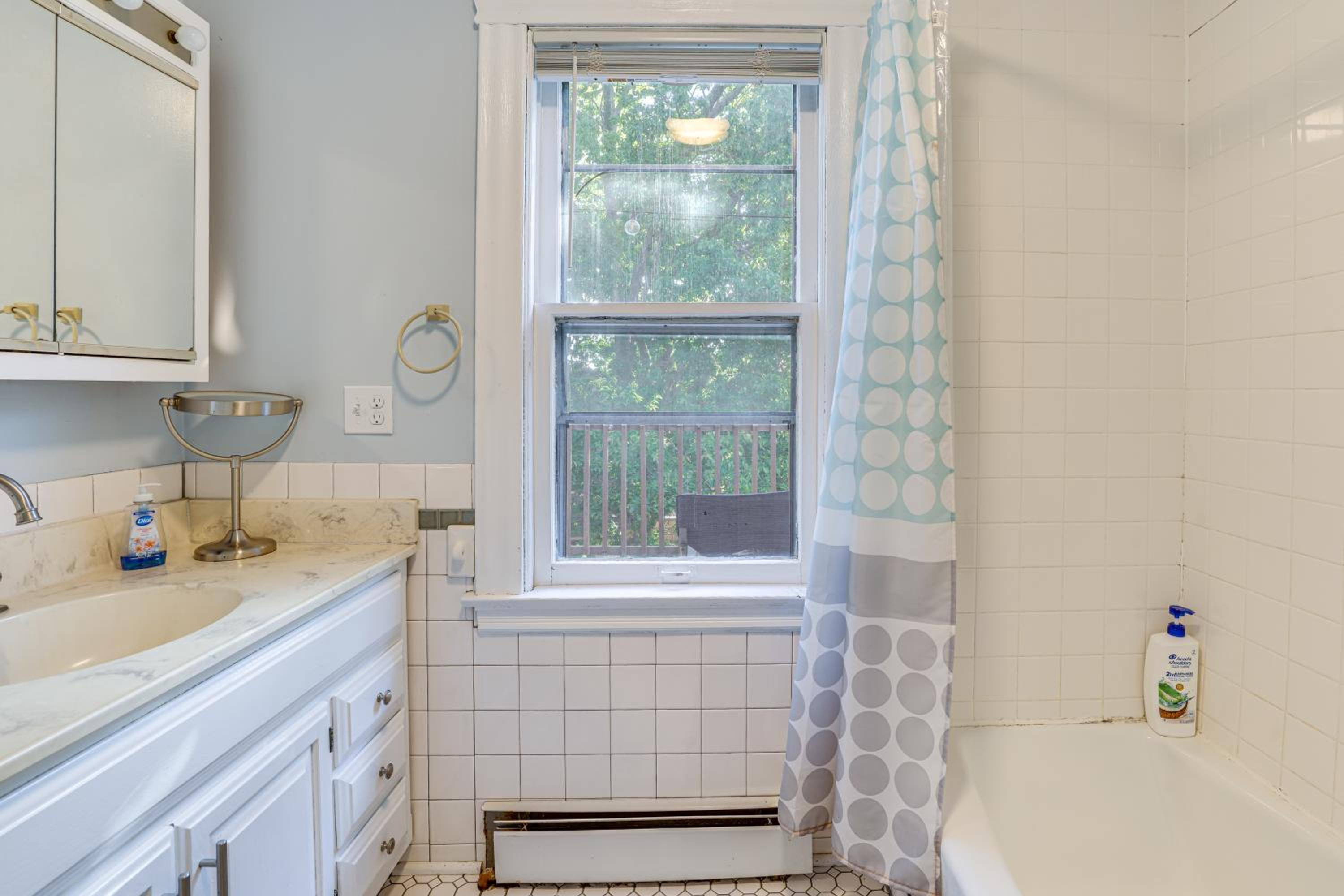 2 Mi to Dtwn! Walkable Minneapolis Apt with Deck