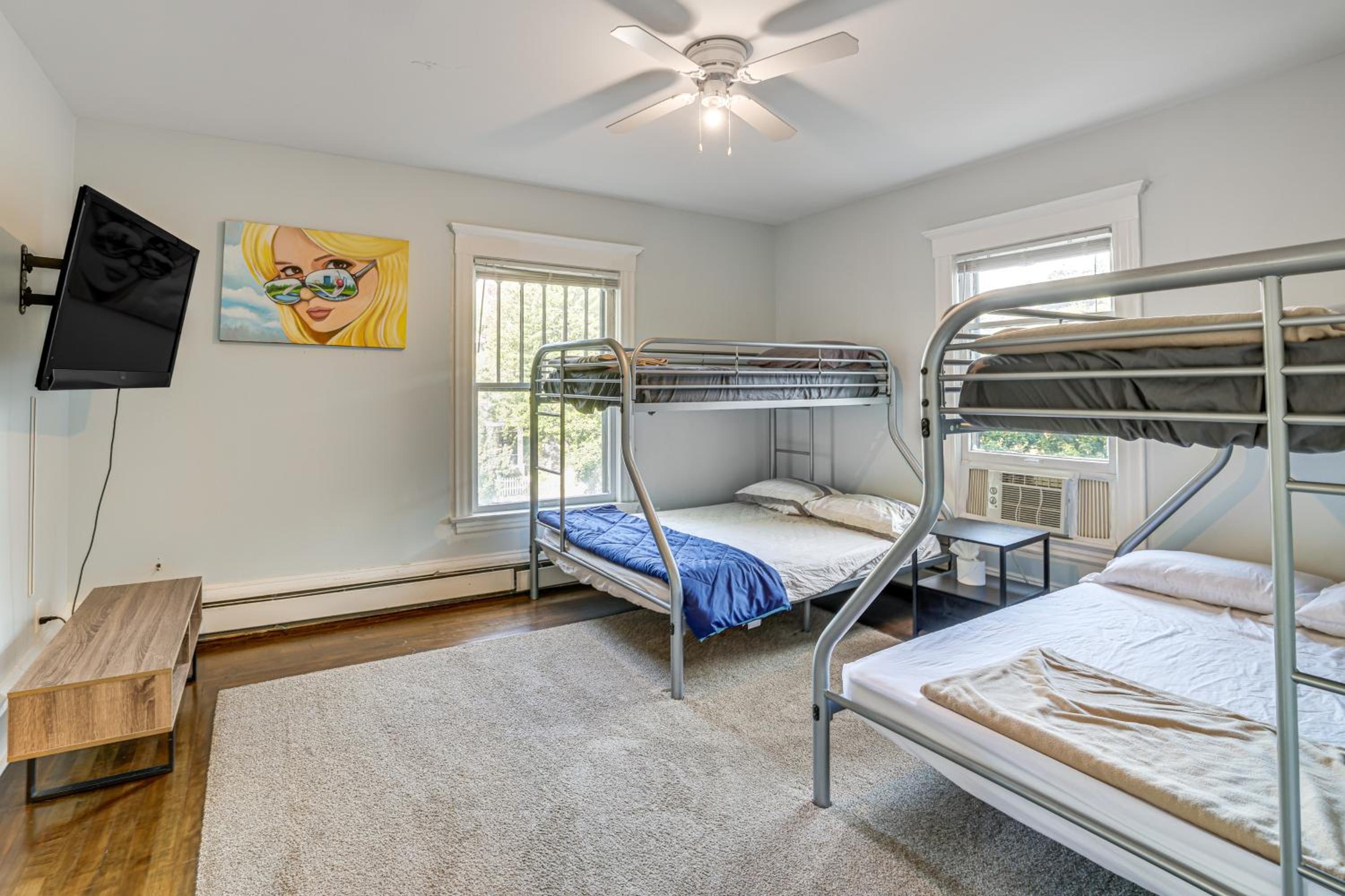2 Mi to Dtwn! Walkable Minneapolis Apt with Deck