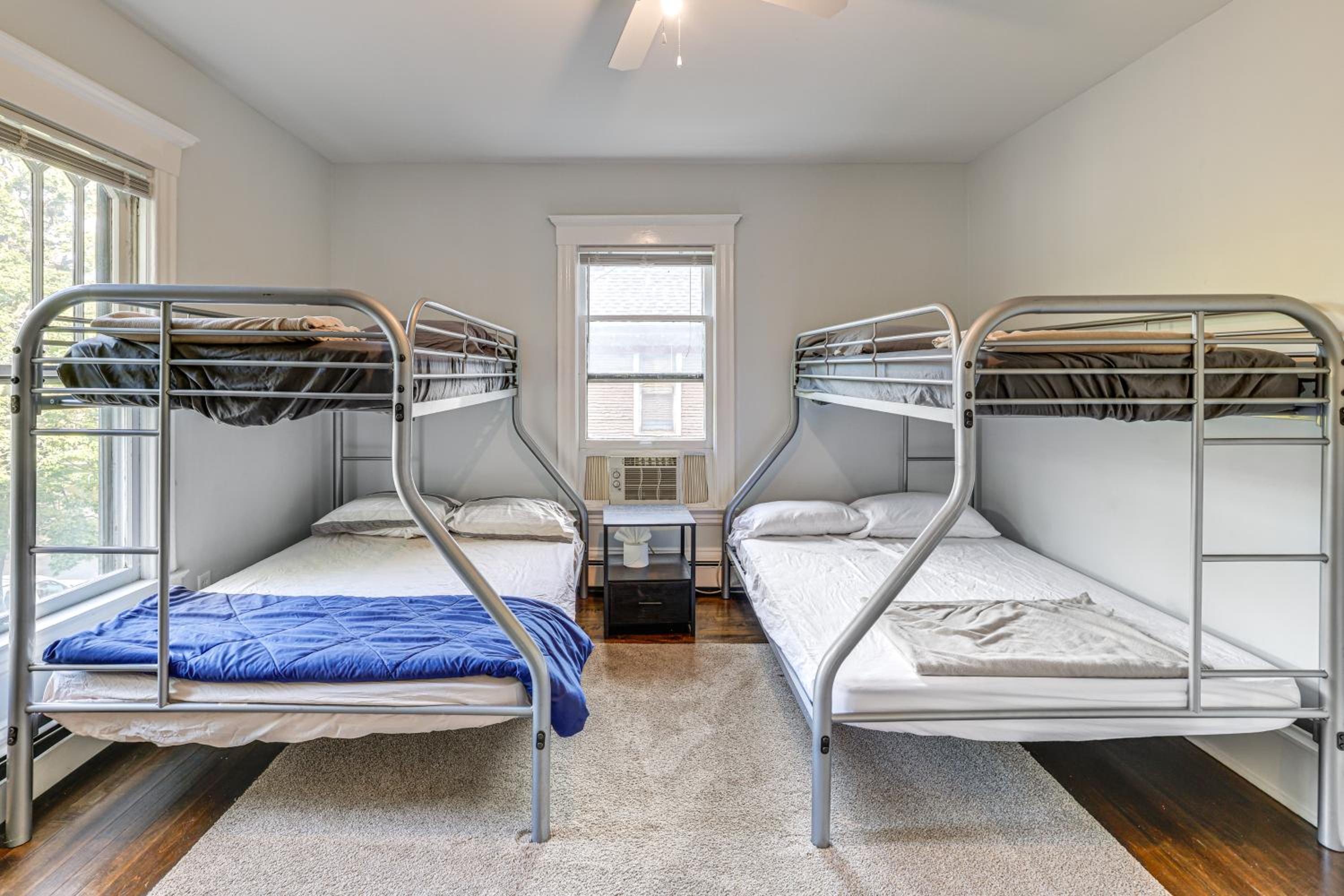 2 Mi to Dtwn! Walkable Minneapolis Apt with Deck