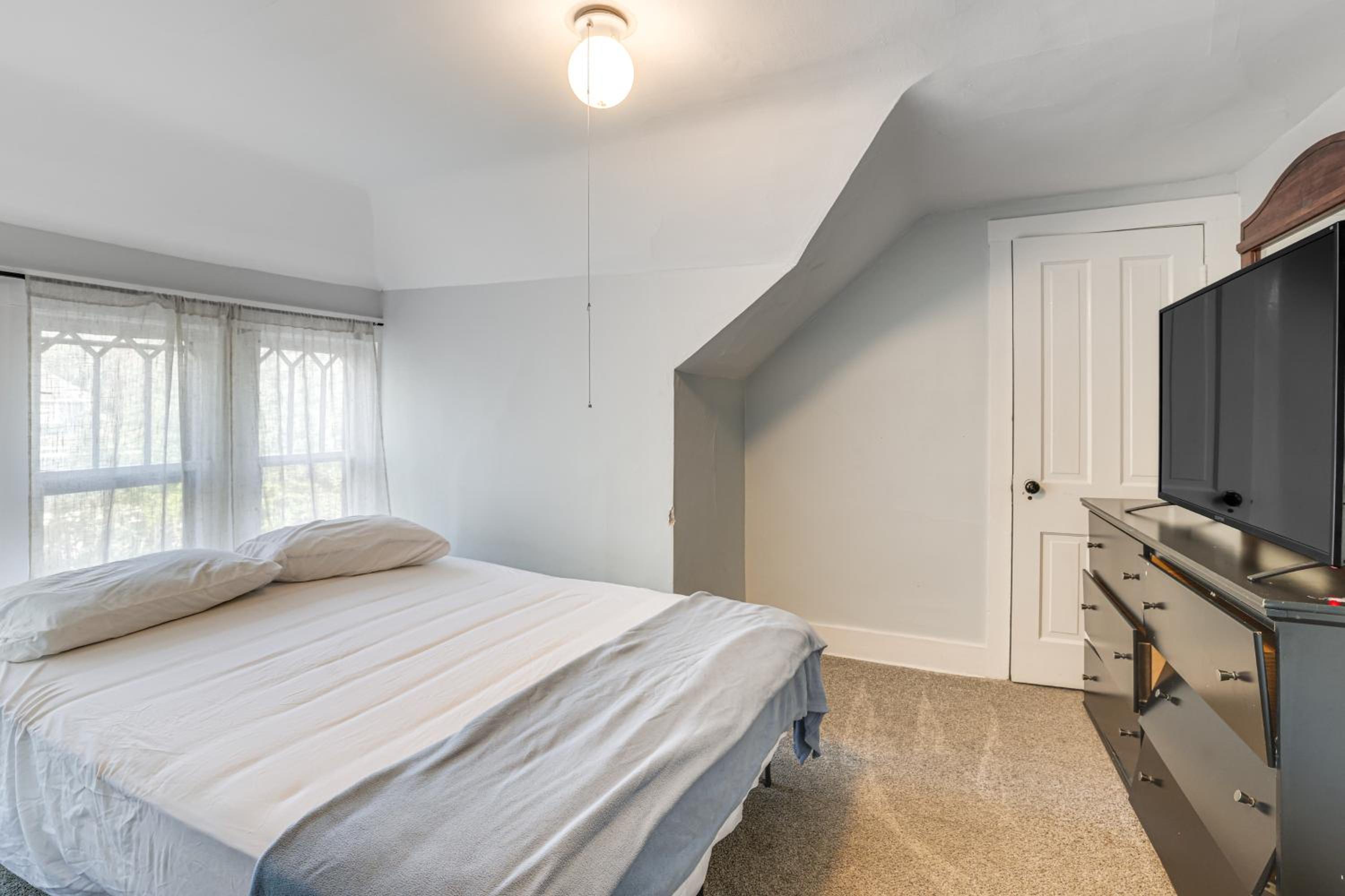2 Mi to Dtwn! Walkable Minneapolis Apt with Deck