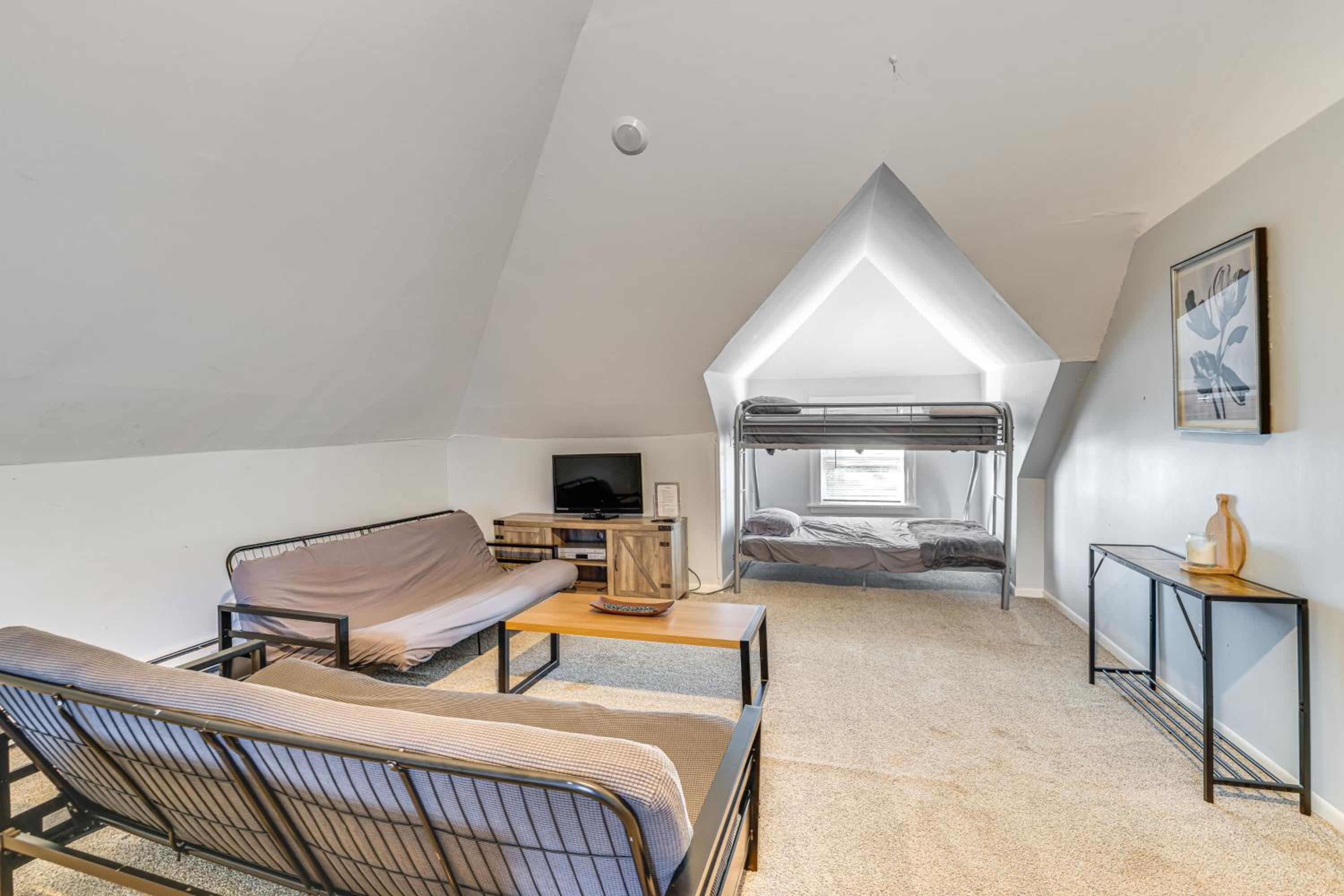 2 Mi to Dtwn! Walkable Minneapolis Apt with Deck
