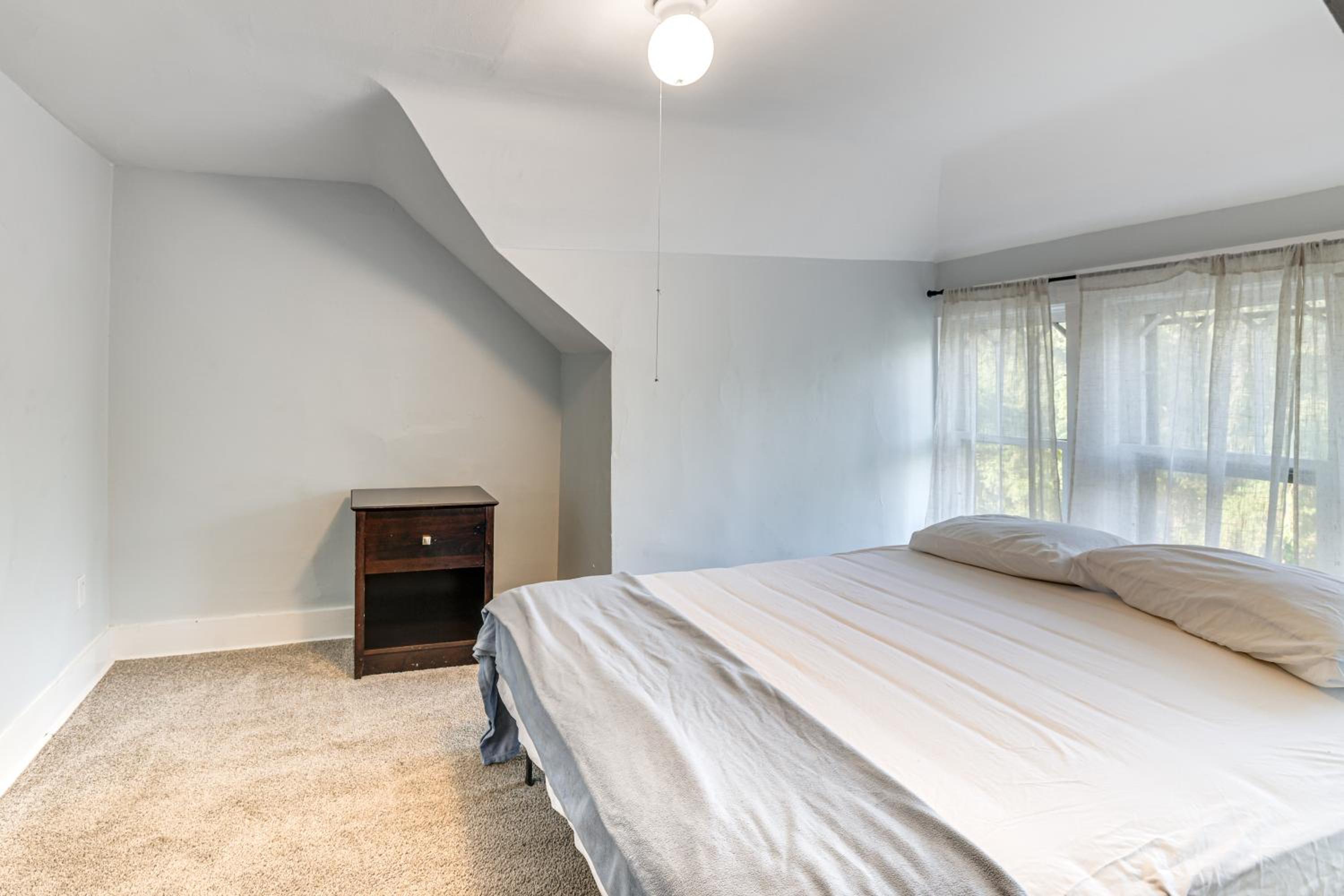 2 Mi to Dtwn! Walkable Minneapolis Apt with Deck