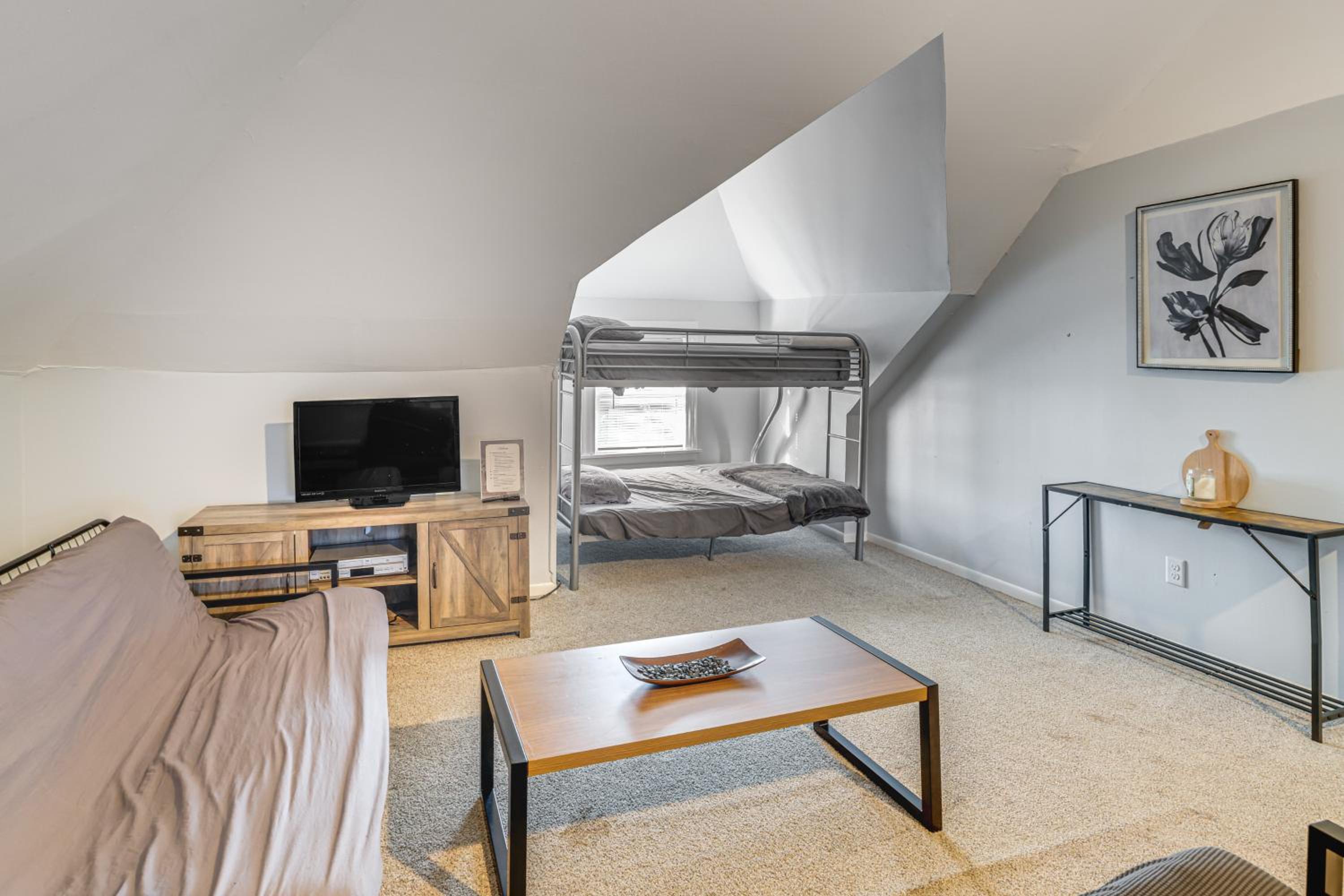 2 Mi to Dtwn! Walkable Minneapolis Apt with Deck