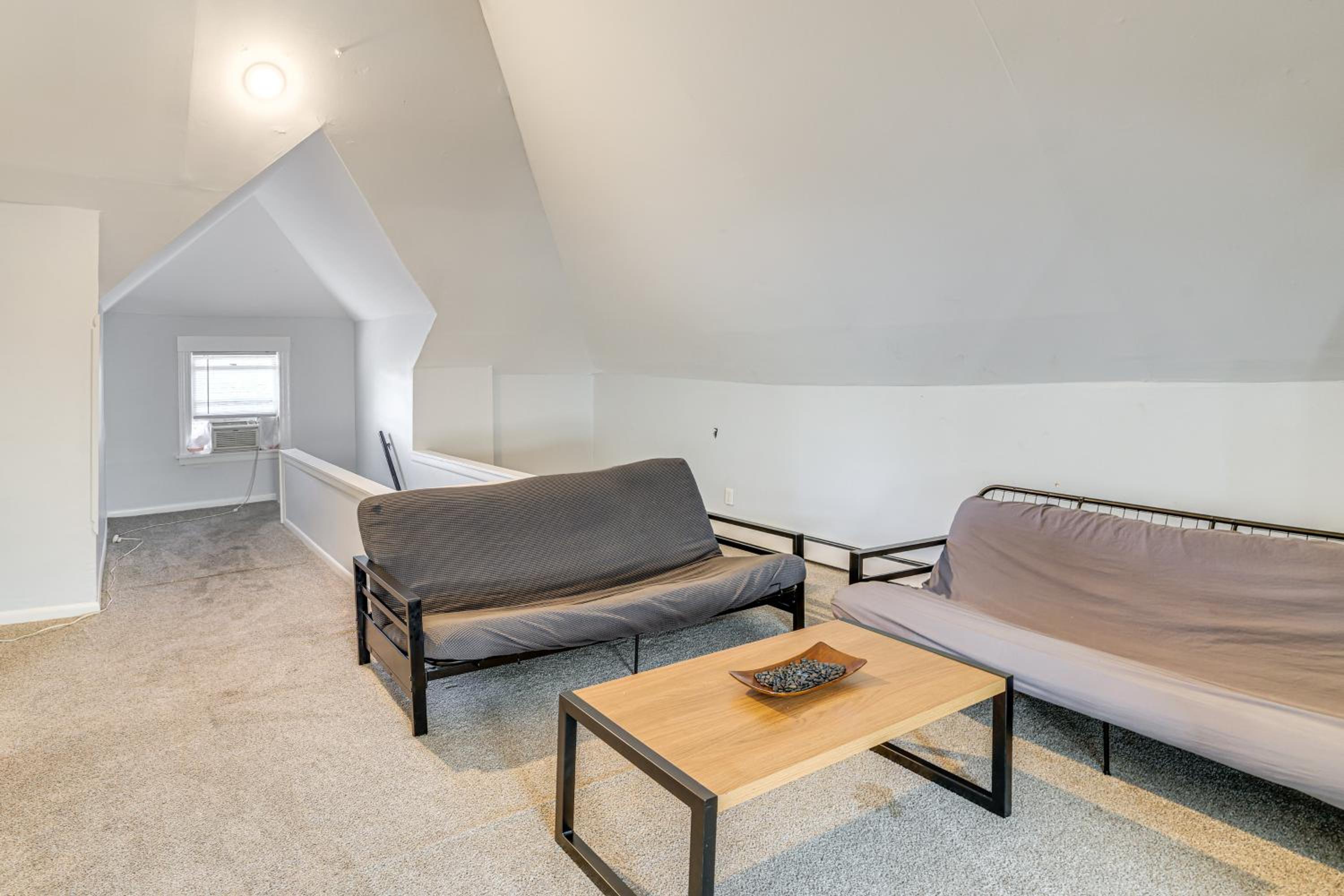 2 Mi to Dtwn! Walkable Minneapolis Apt with Deck