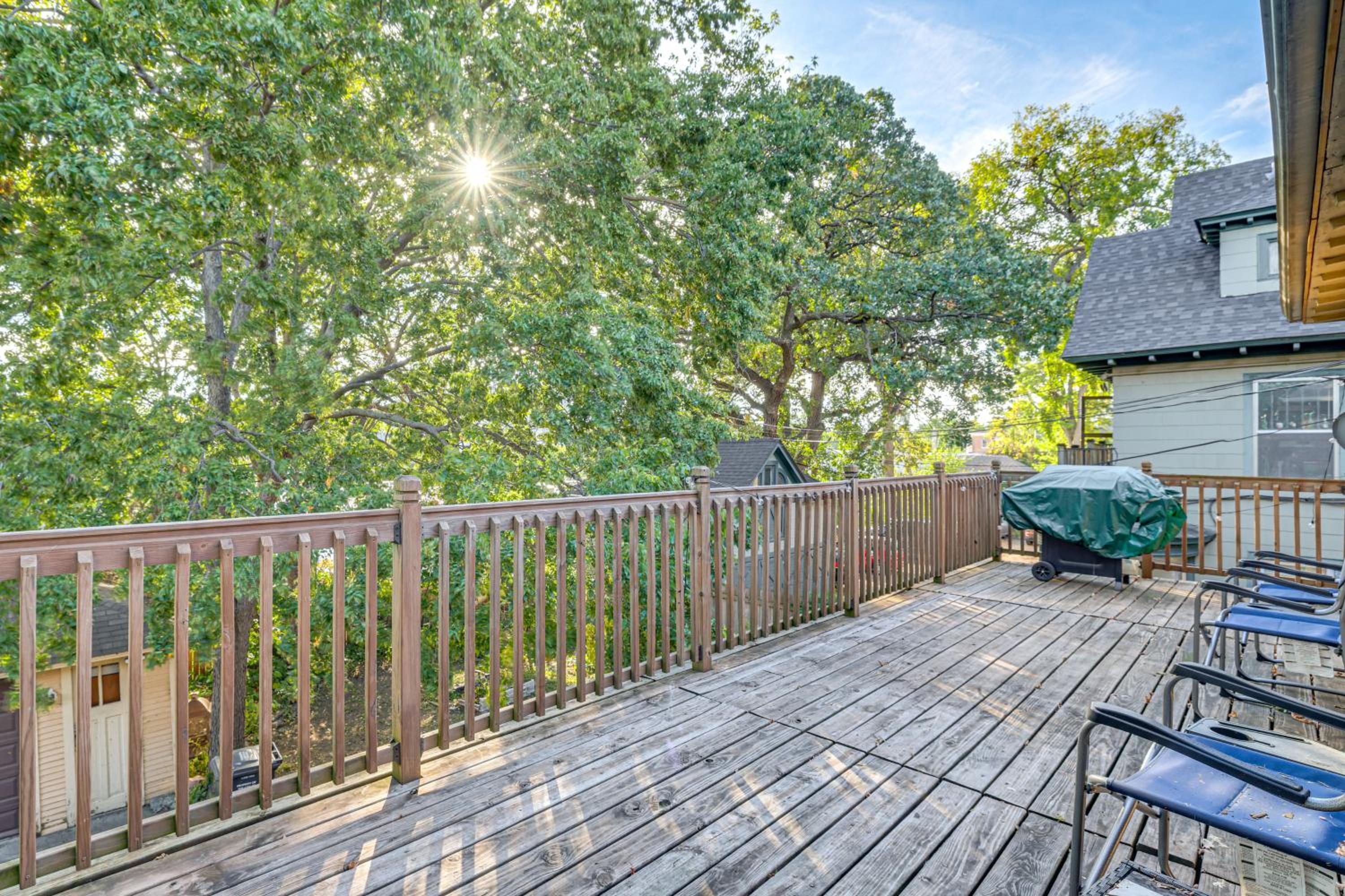 2 Mi to Dtwn! Walkable Minneapolis Apt with Deck