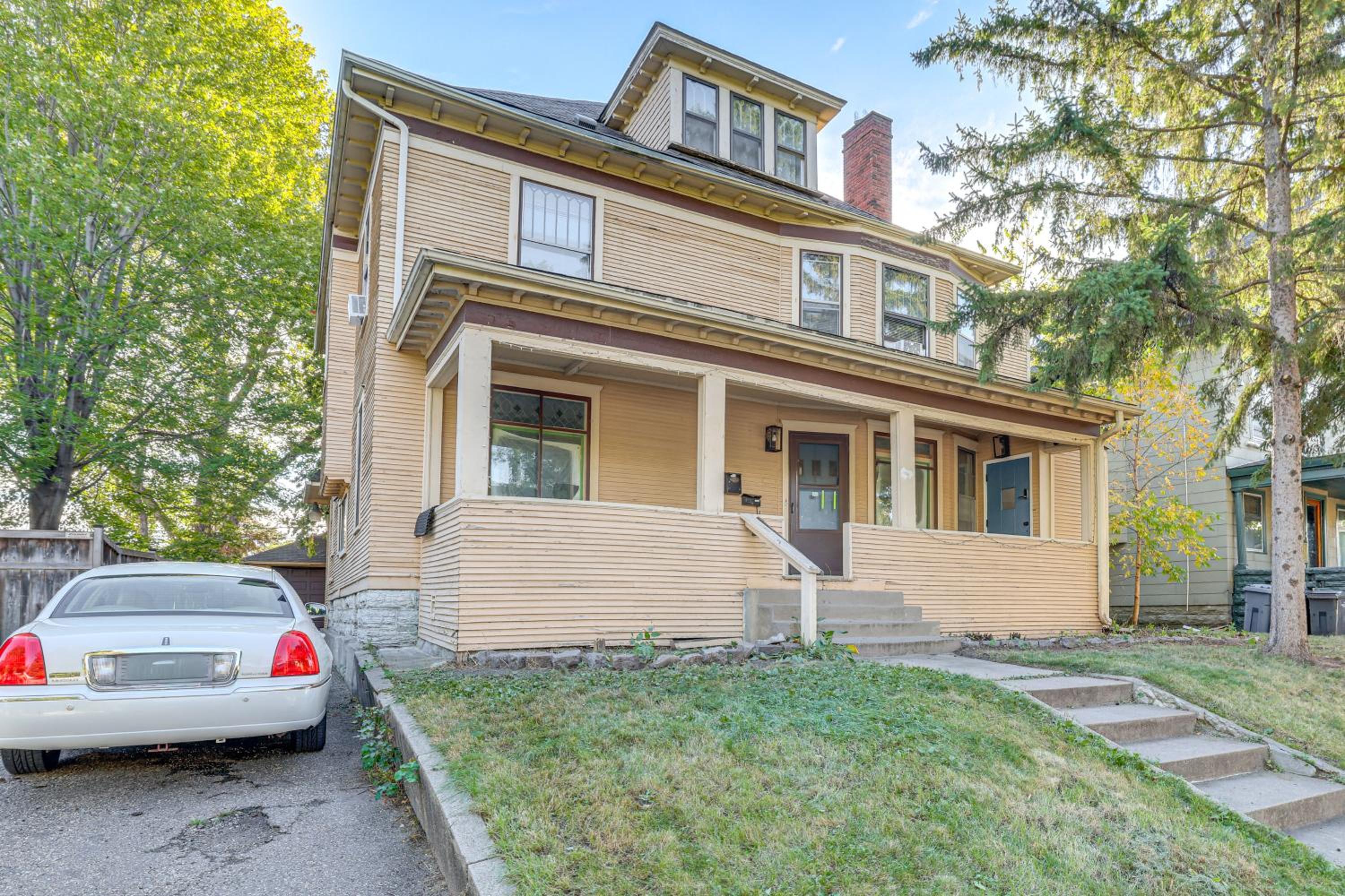 2 Mi to Dtwn! Walkable Minneapolis Apt with Deck