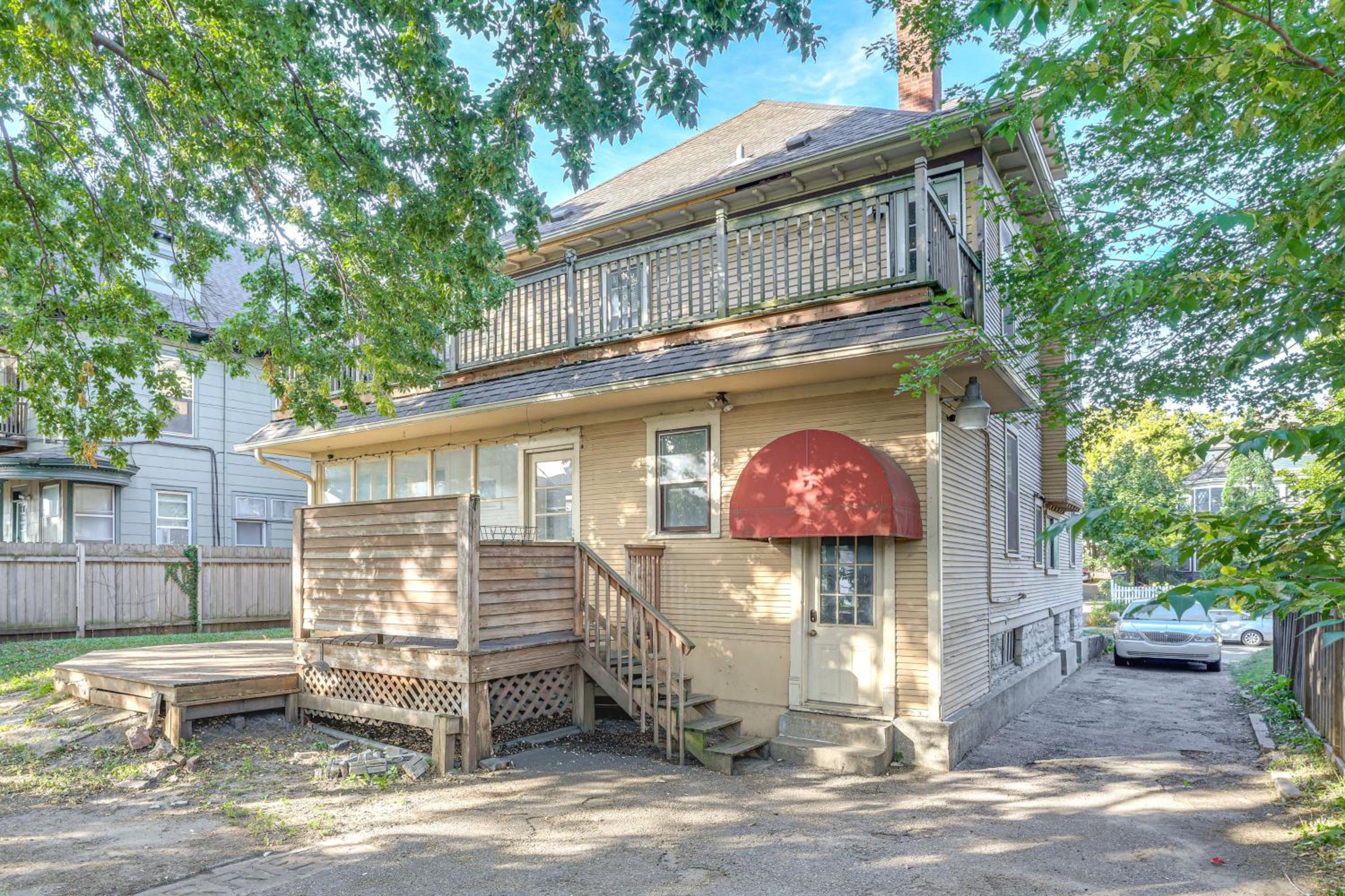 2 Mi to Dtwn! Walkable Minneapolis Apt with Deck
