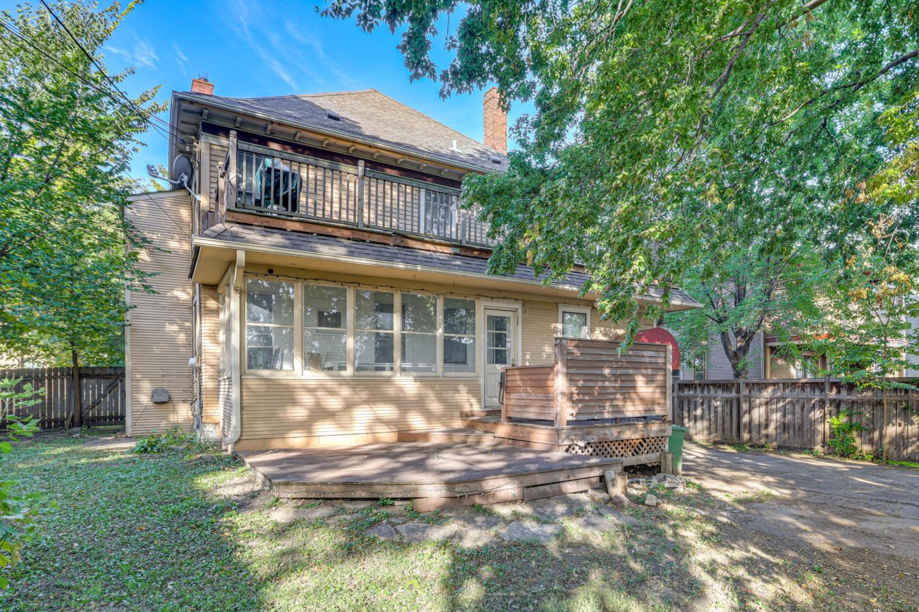 2 Mi to Dtwn! Walkable Minneapolis Apt with Deck