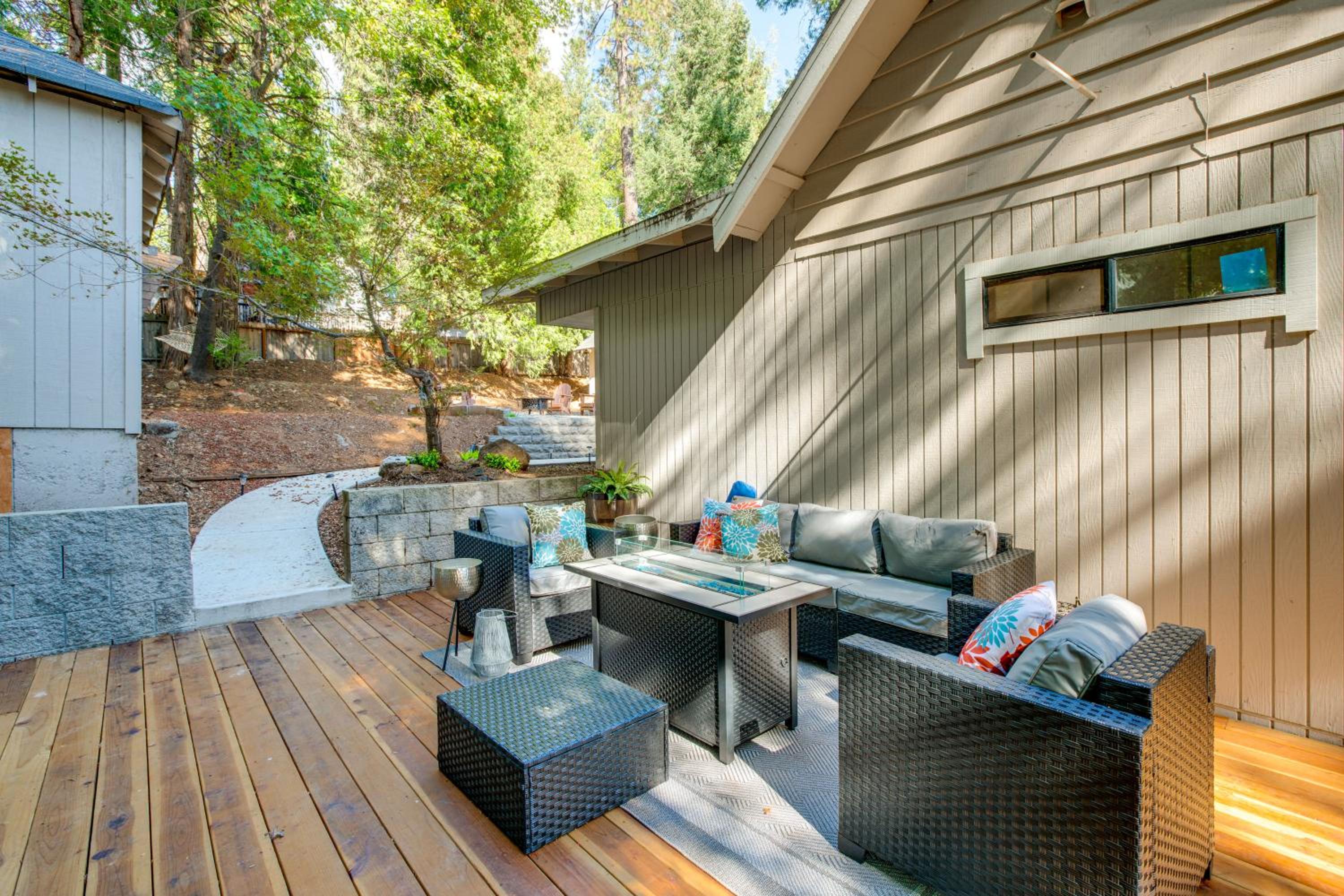 Hot Tub and Game Room Luxe Cabin, Day Trip to Tahoe