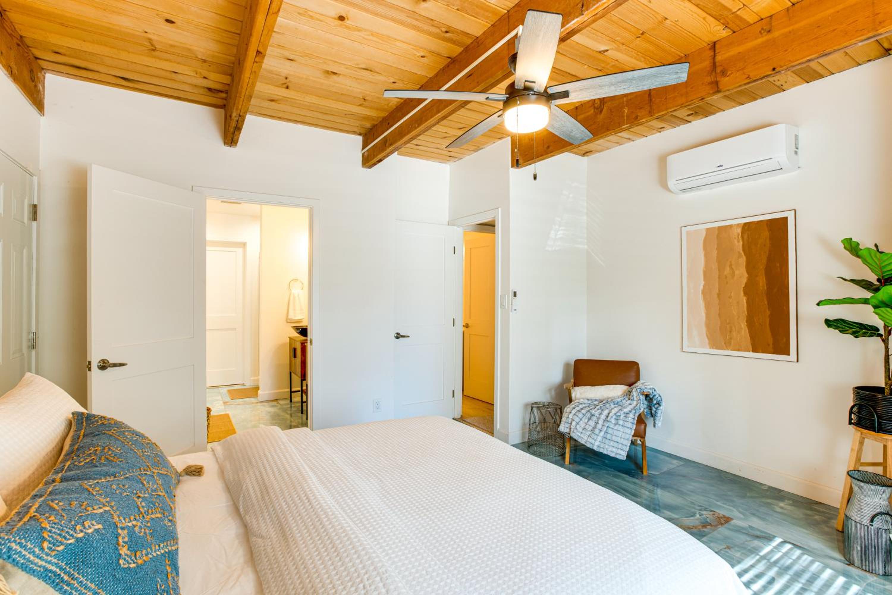 Hot Tub and Game Room Luxe Cabin, Day Trip to Tahoe