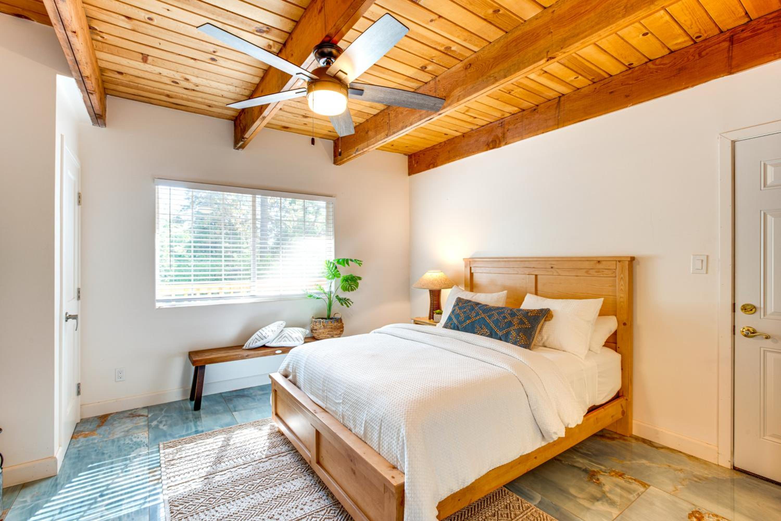 Hot Tub and Game Room Luxe Cabin, Day Trip to Tahoe