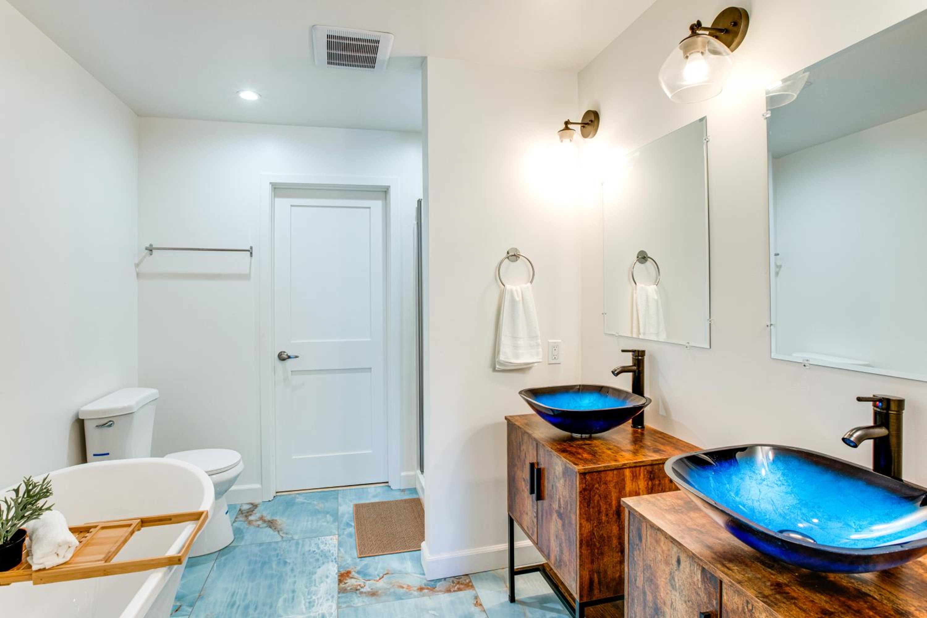 Hot Tub and Game Room Luxe Cabin, Day Trip to Tahoe