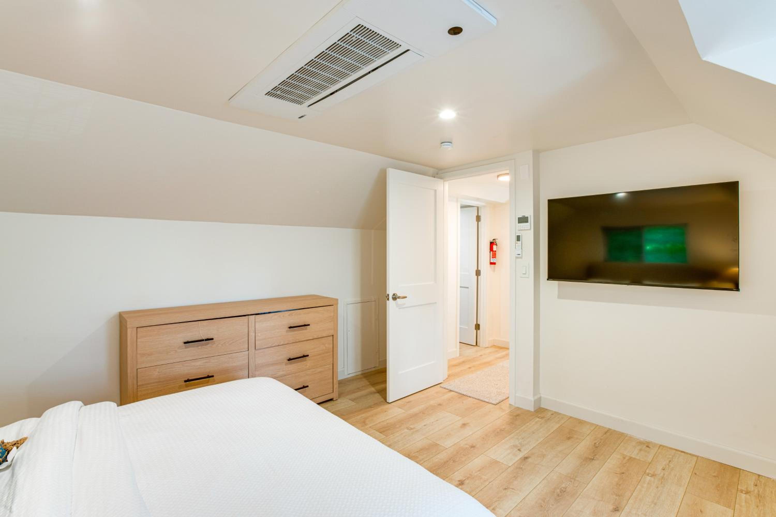 Hot Tub and Game Room Luxe Cabin, Day Trip to Tahoe