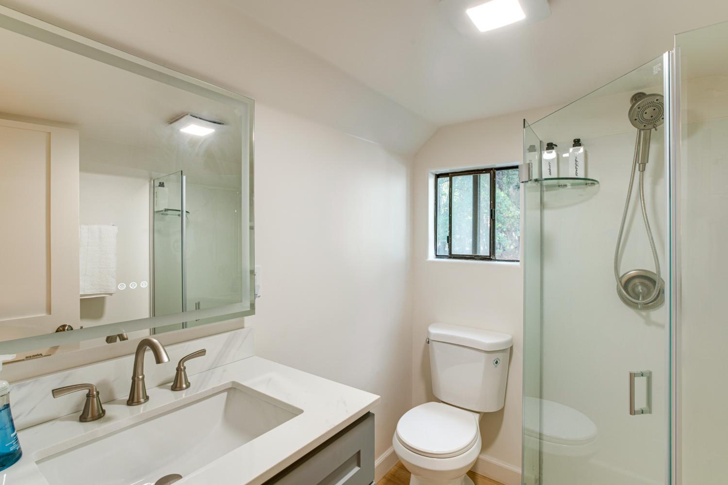 Hot Tub and Game Room Luxe Cabin, Day Trip to Tahoe
