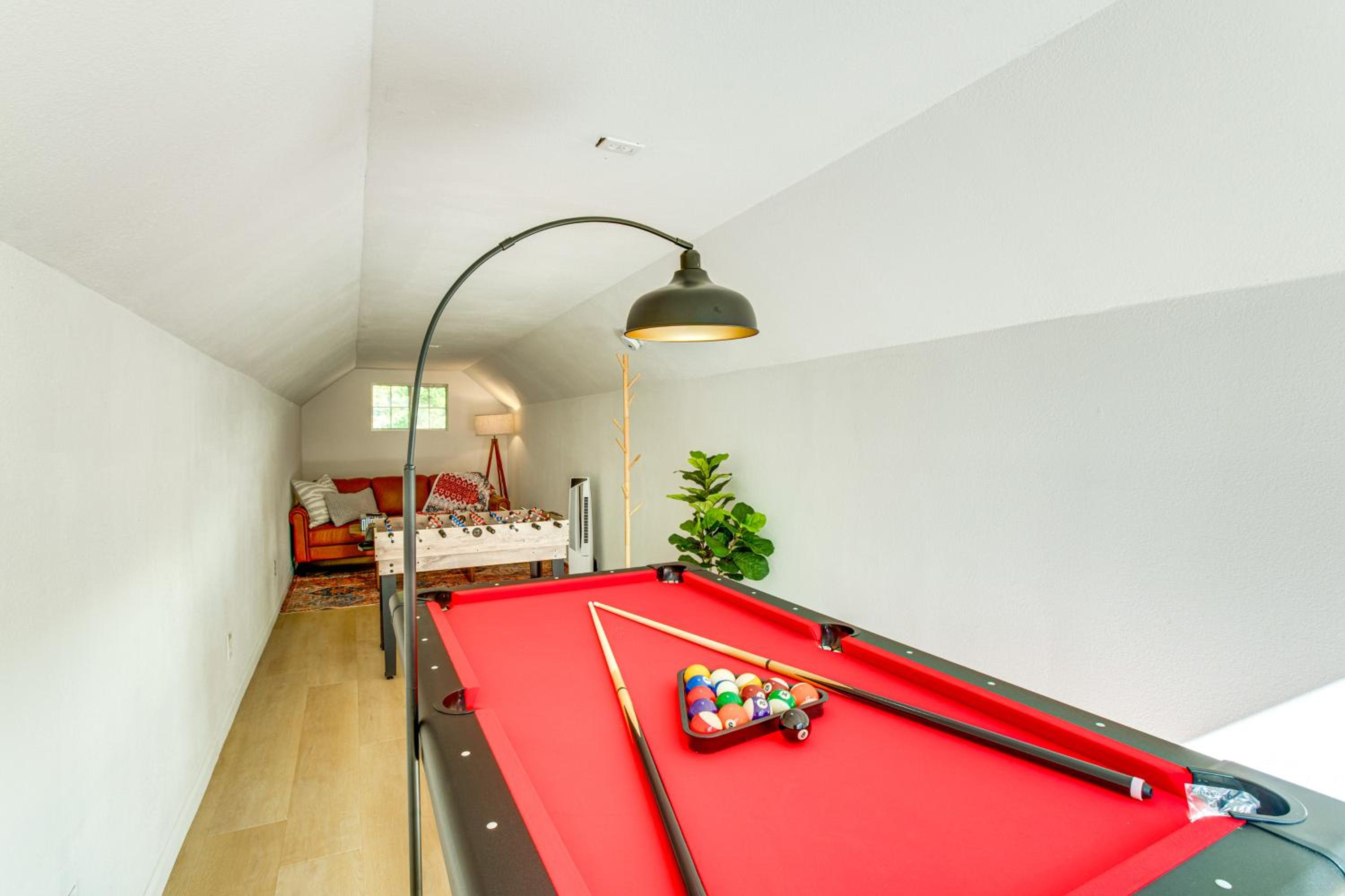 Hot Tub and Game Room Luxe Cabin, Day Trip to Tahoe