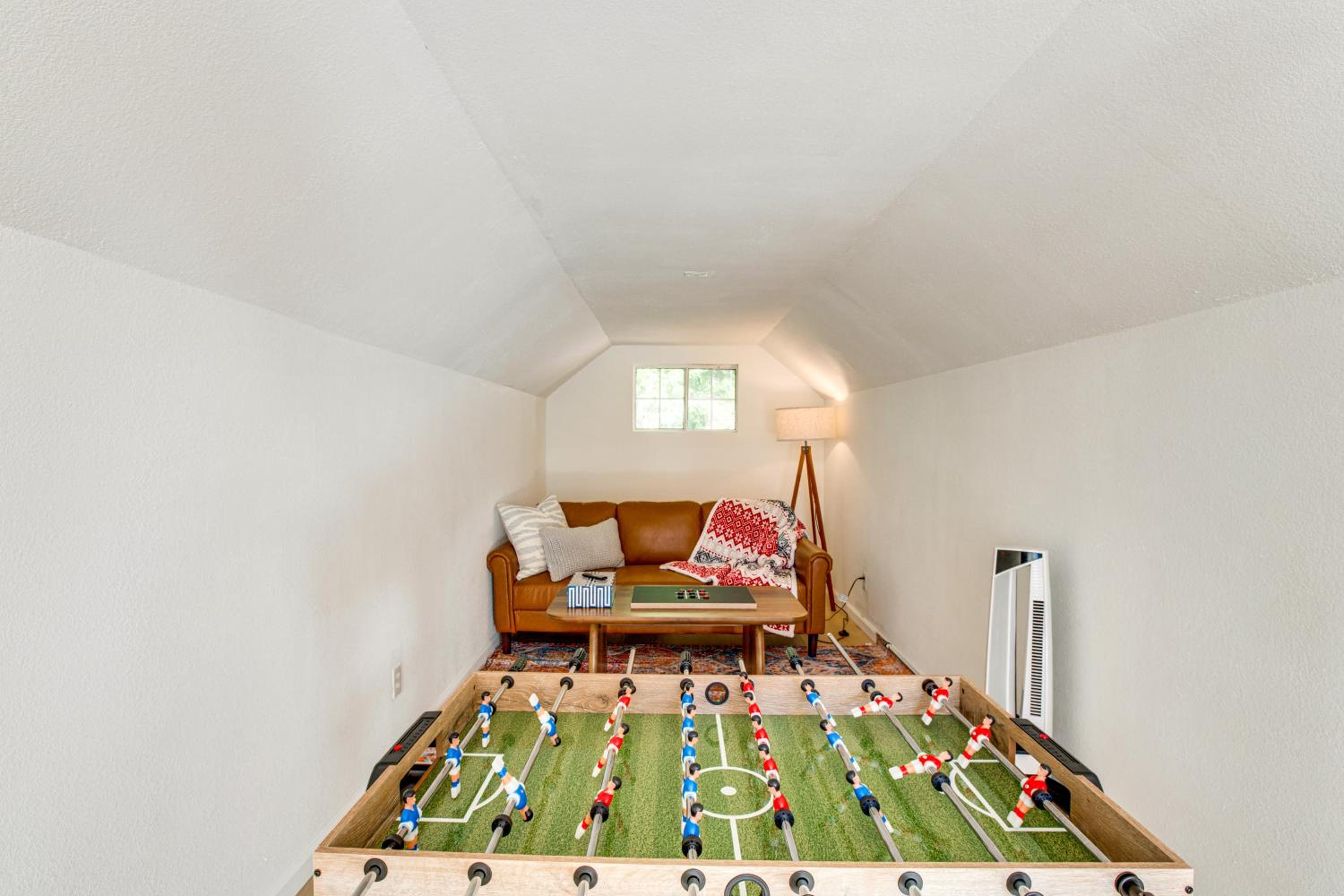 Hot Tub and Game Room Luxe Cabin, Day Trip to Tahoe