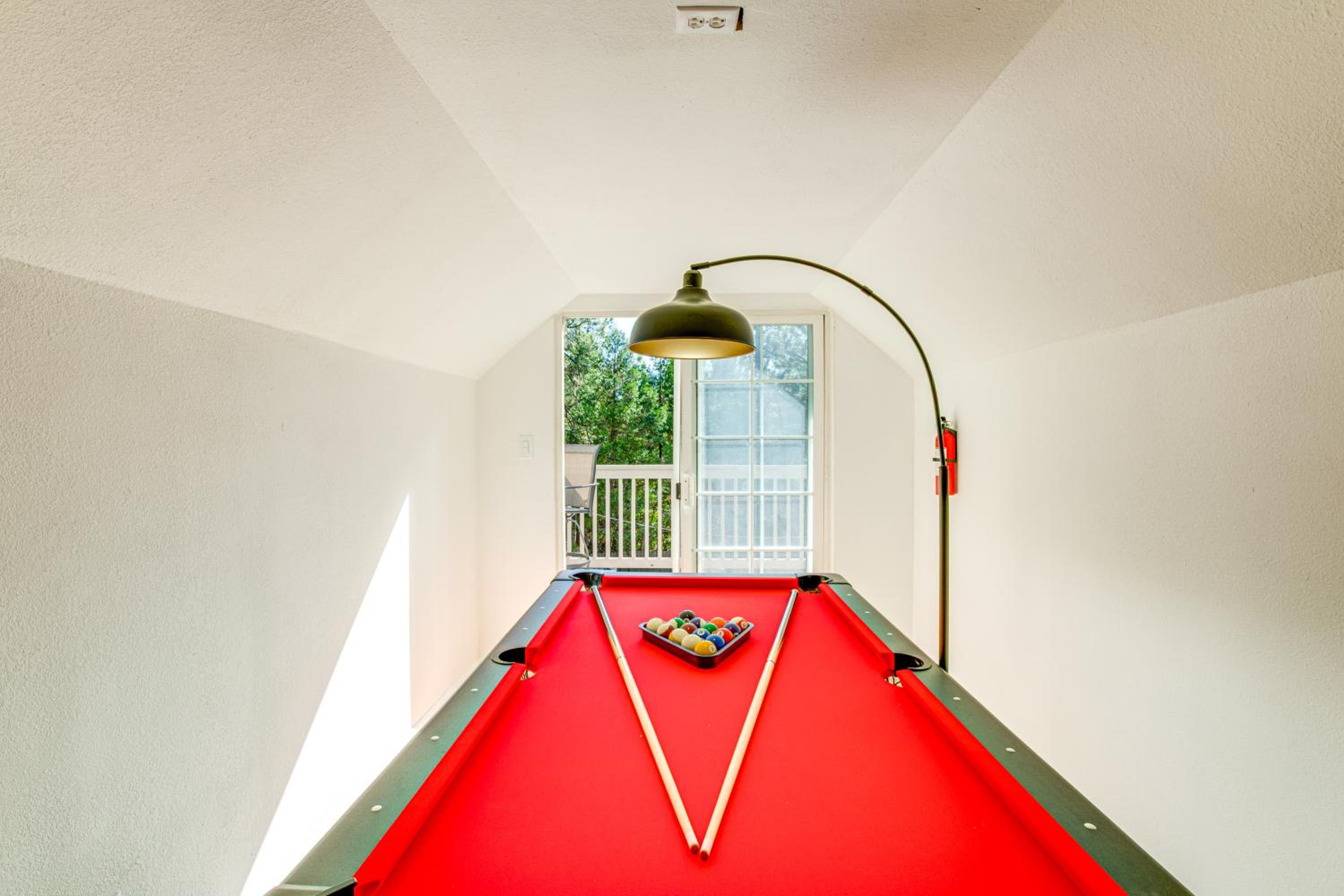 Hot Tub and Game Room Luxe Cabin, Day Trip to Tahoe