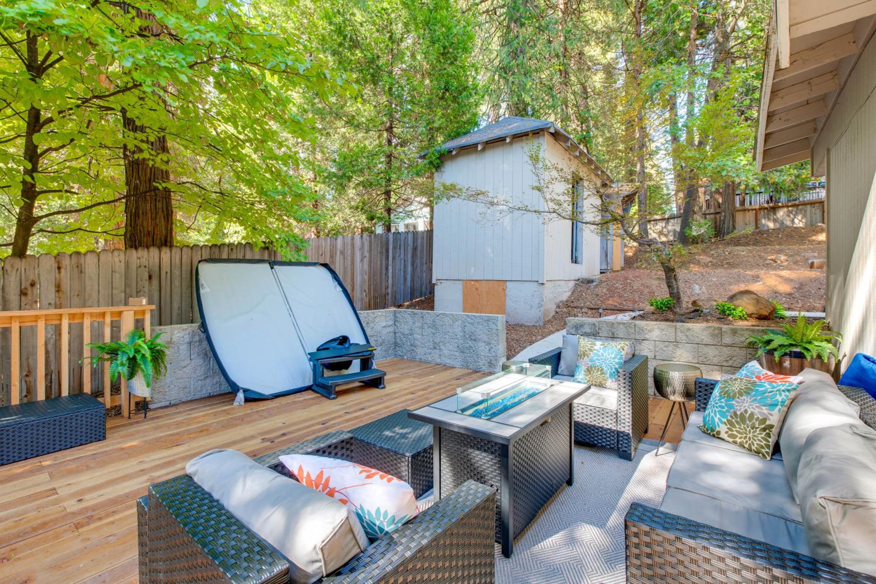 Hot Tub and Game Room Luxe Cabin, Day Trip to Tahoe