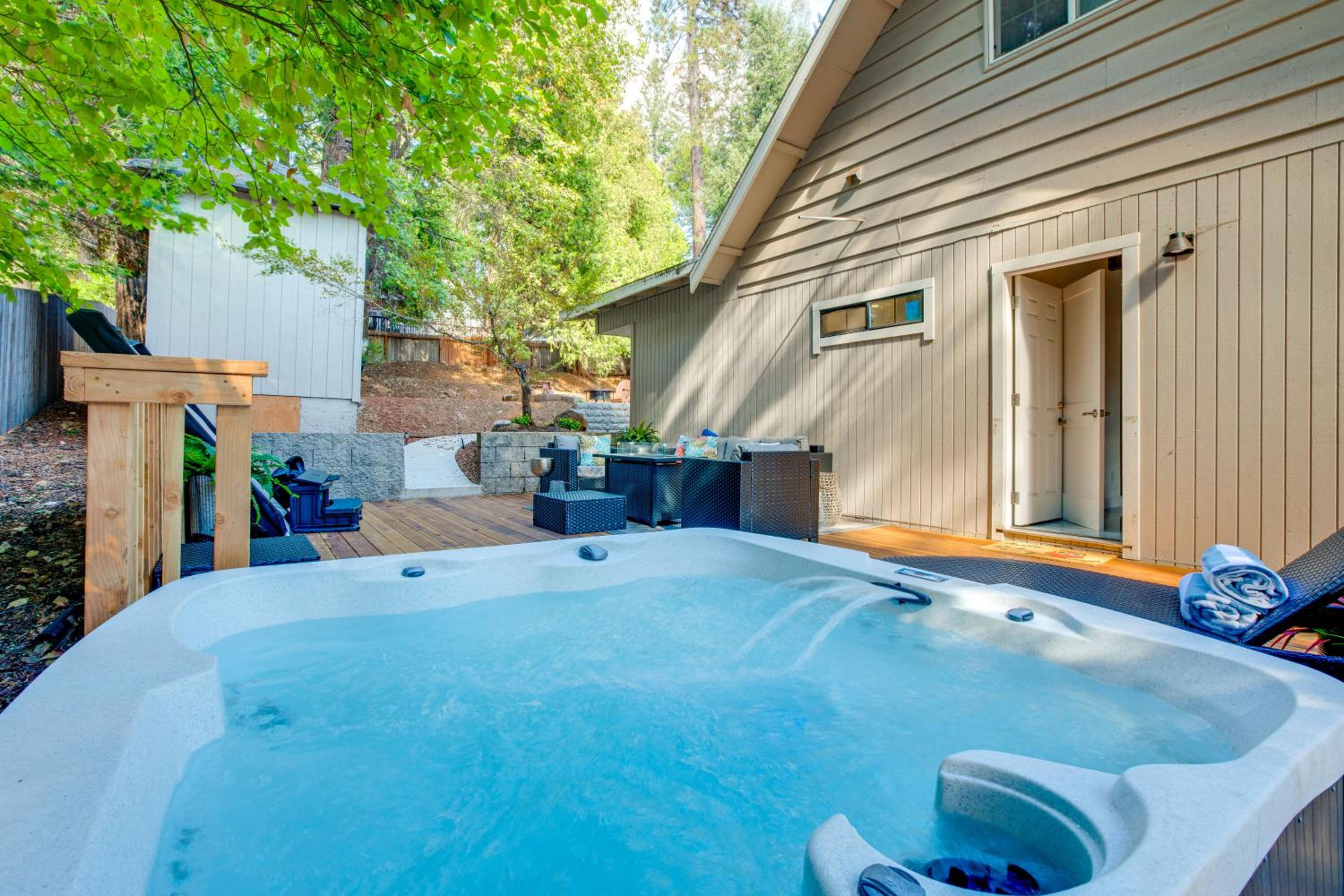 Hot Tub and Game Room Luxe Cabin, Day Trip to Tahoe