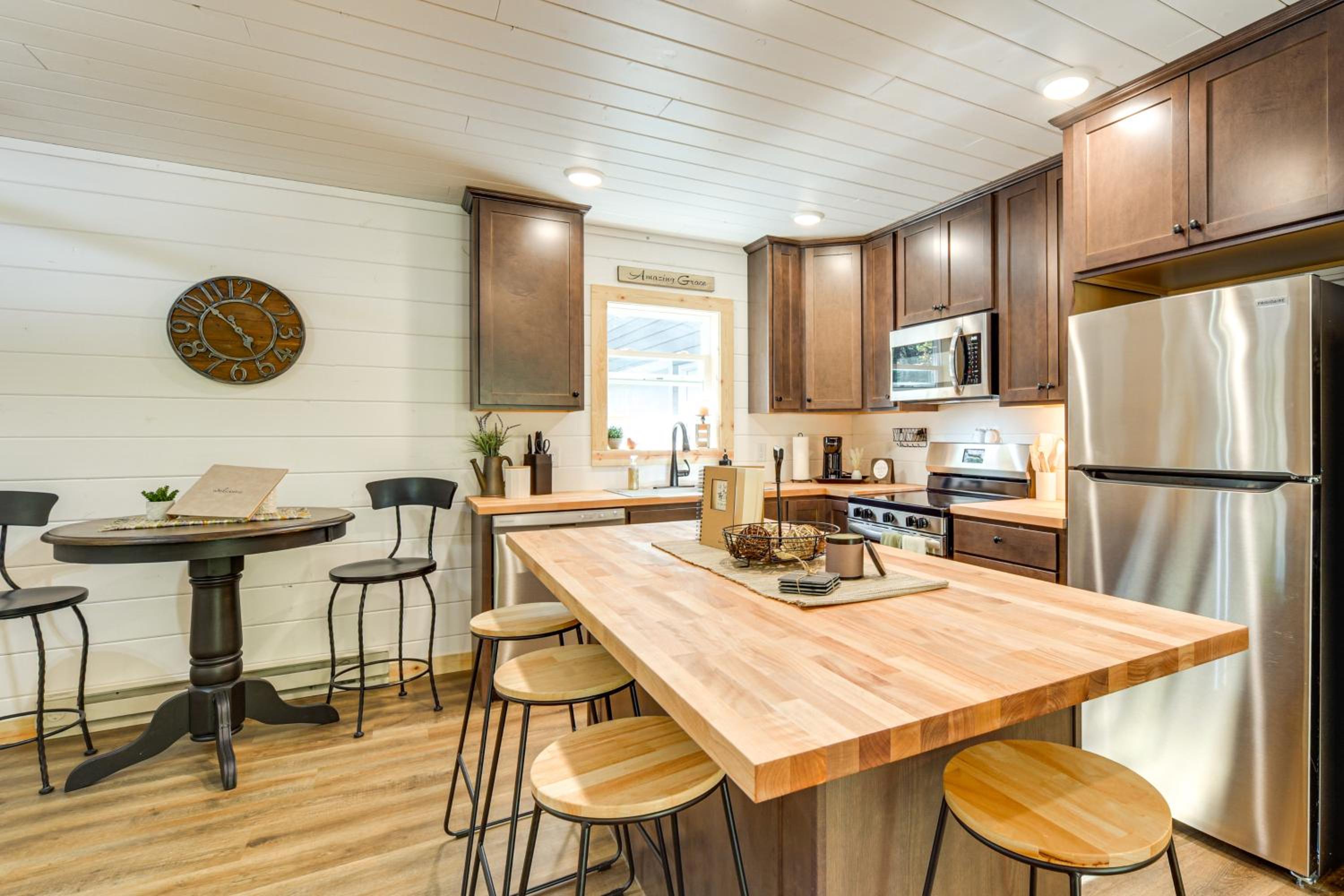 Lake Days, Links and Trails! Danbury Cottage