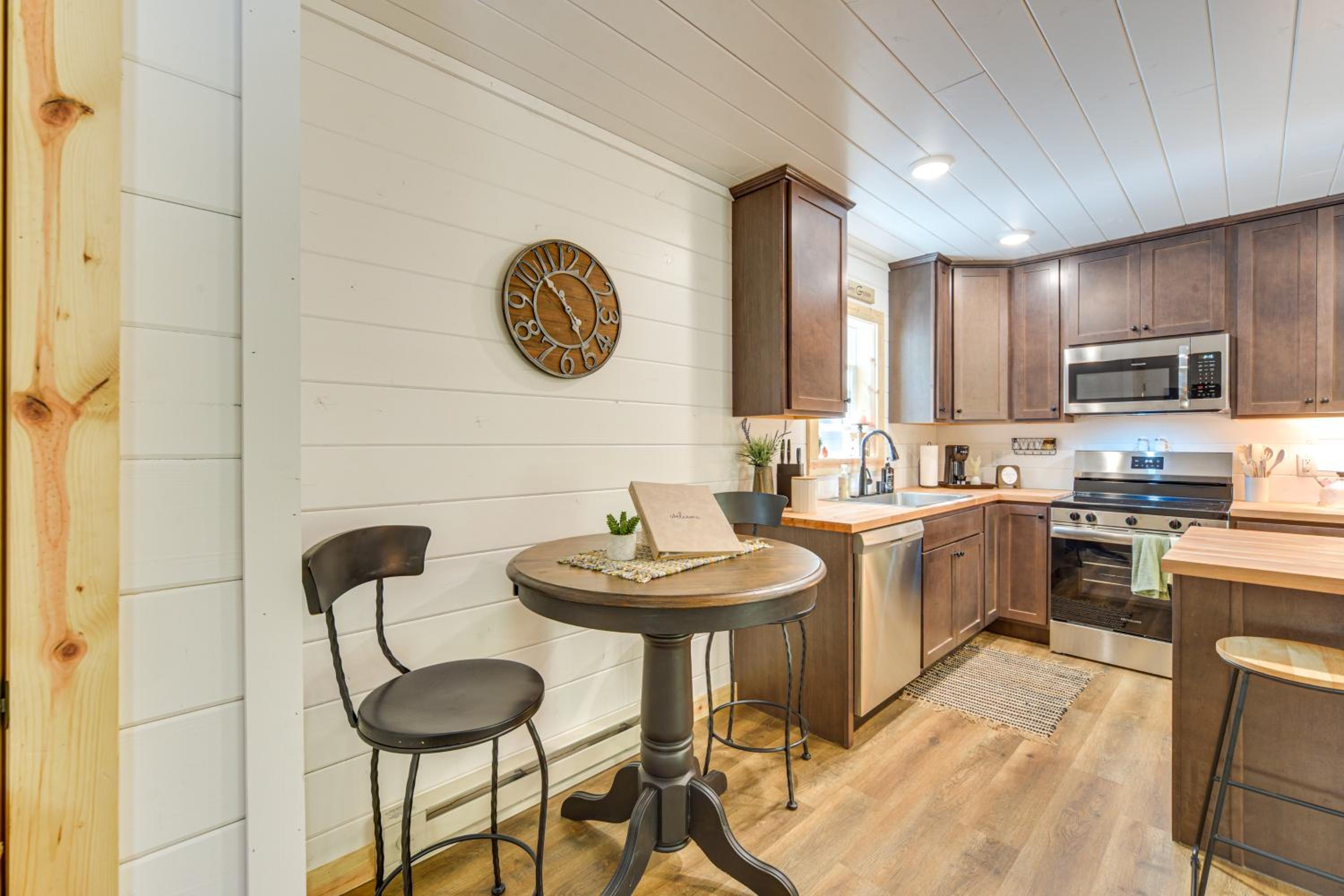 Lake Days, Links and Trails! Danbury Cottage