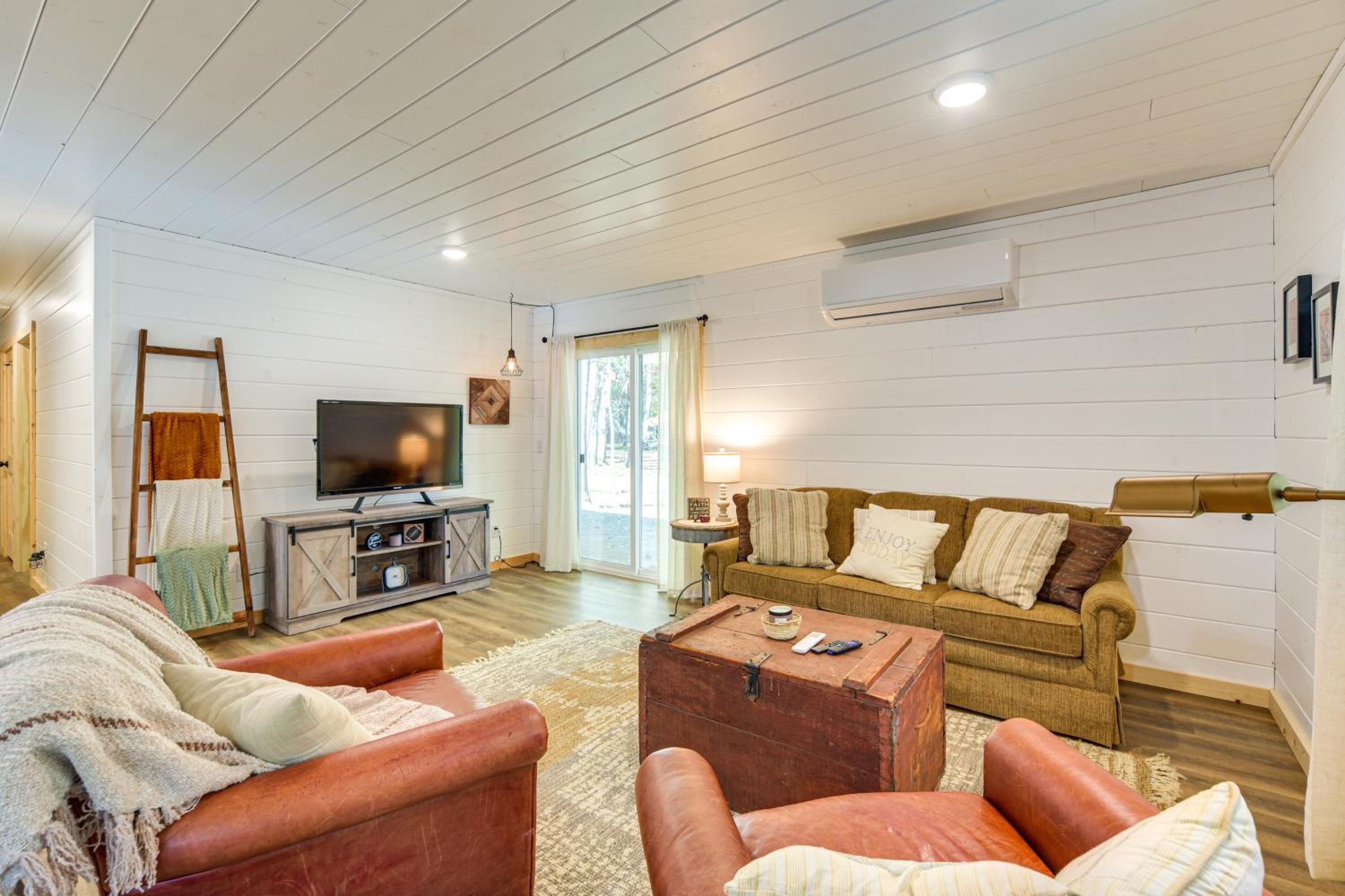 Lake Days, Links and Trails! Danbury Cottage