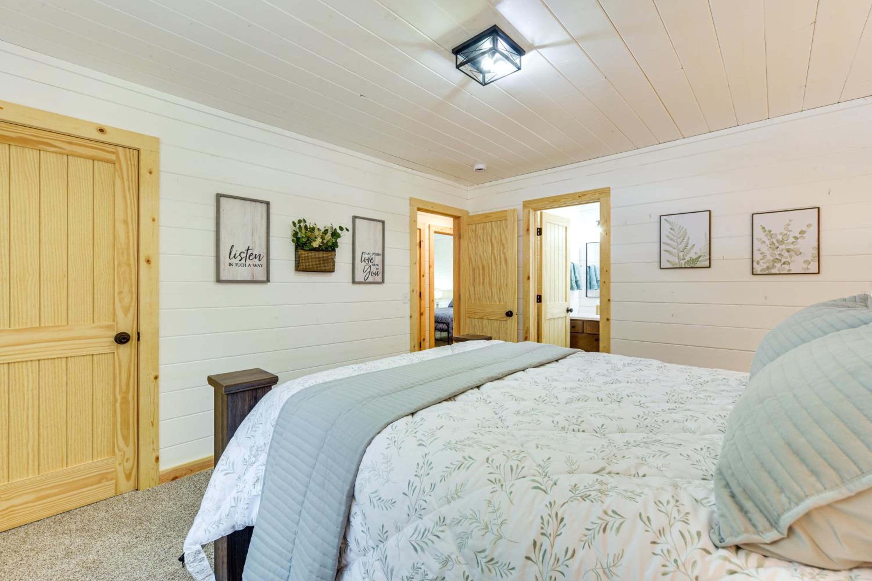 Lake Days, Links and Trails! Danbury Cottage