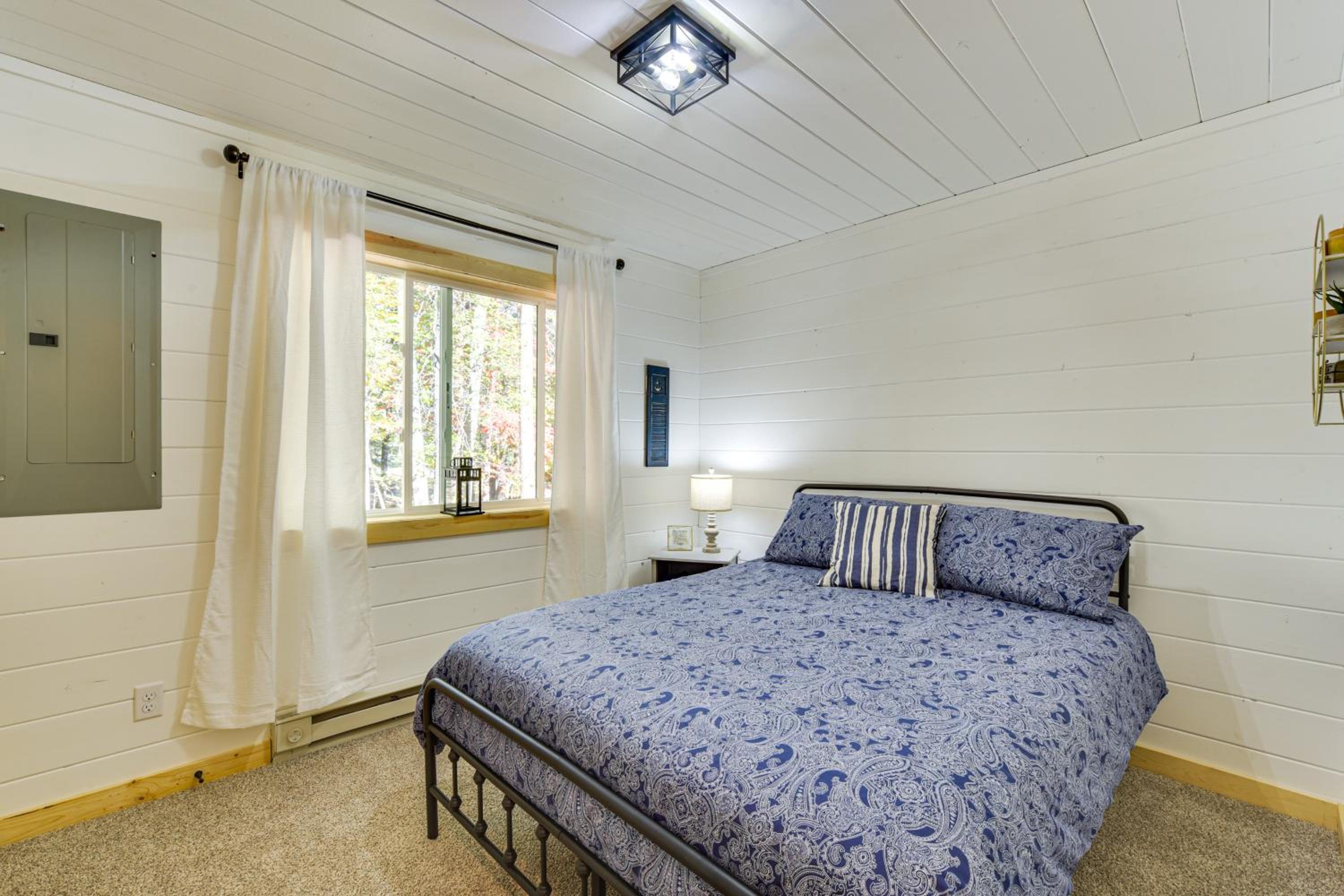 Lake Days, Links and Trails! Danbury Cottage