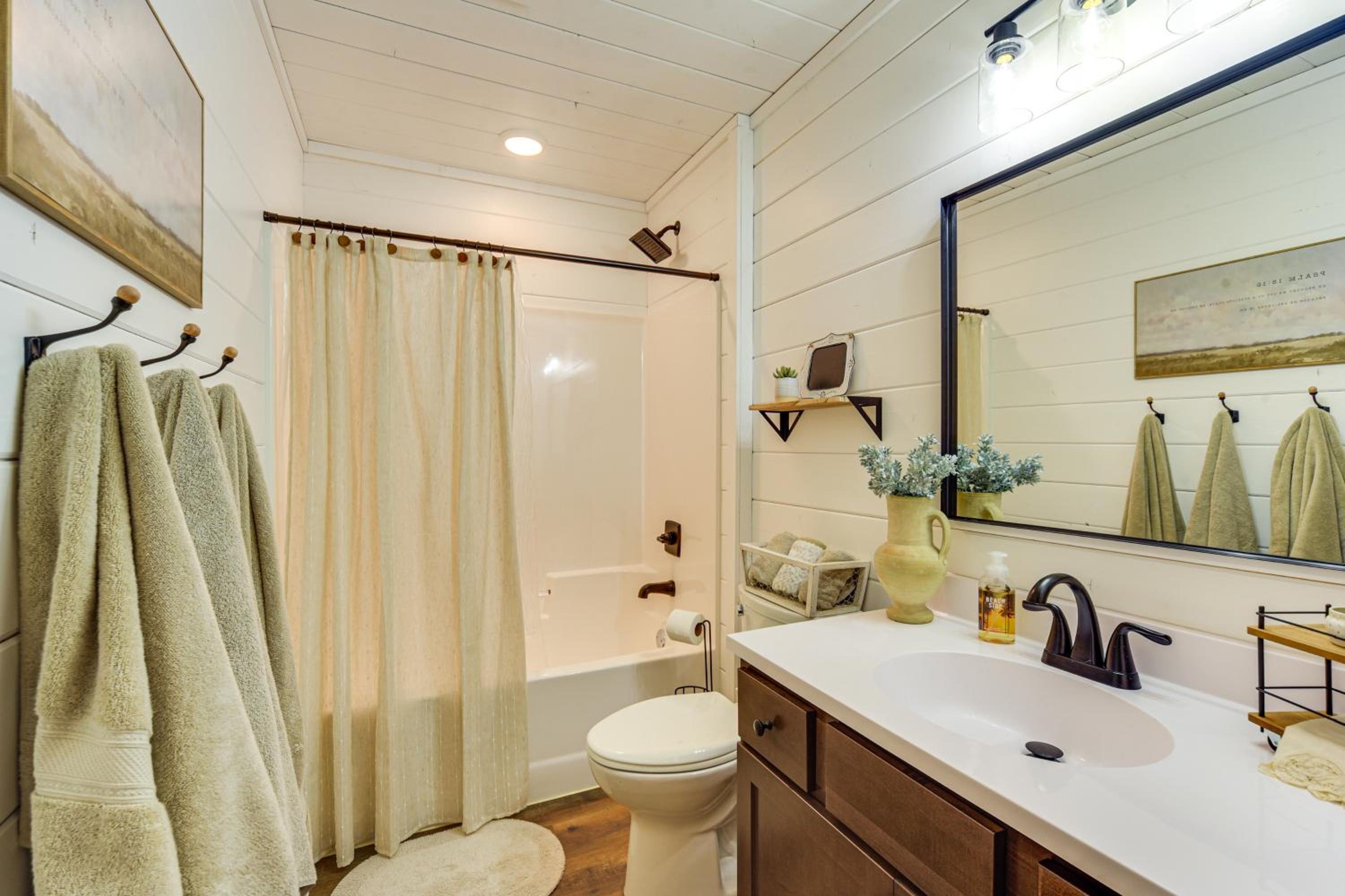 Lake Days, Links and Trails! Danbury Cottage