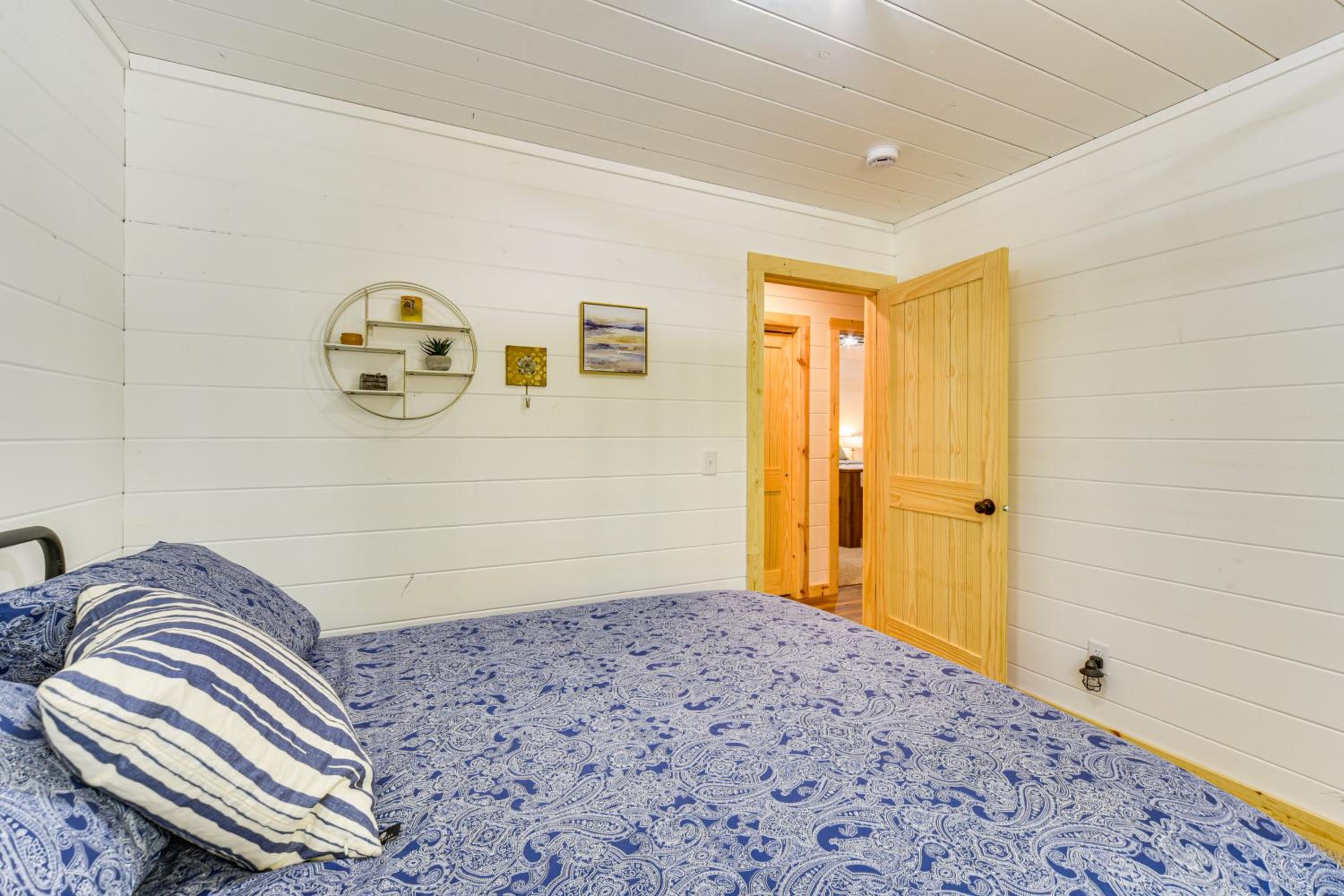 Lake Days, Links and Trails! Danbury Cottage