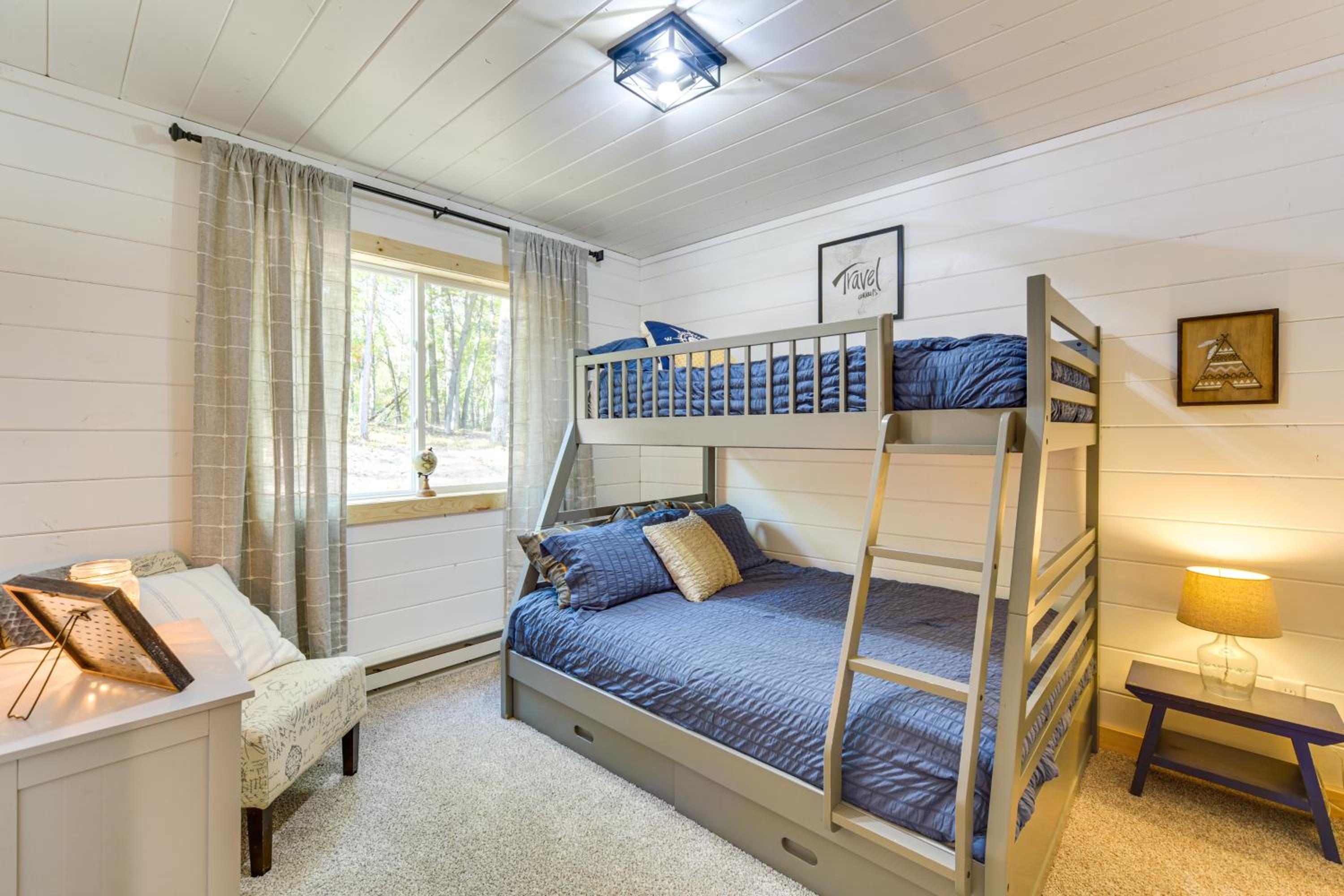 Lake Days, Links and Trails! Danbury Cottage