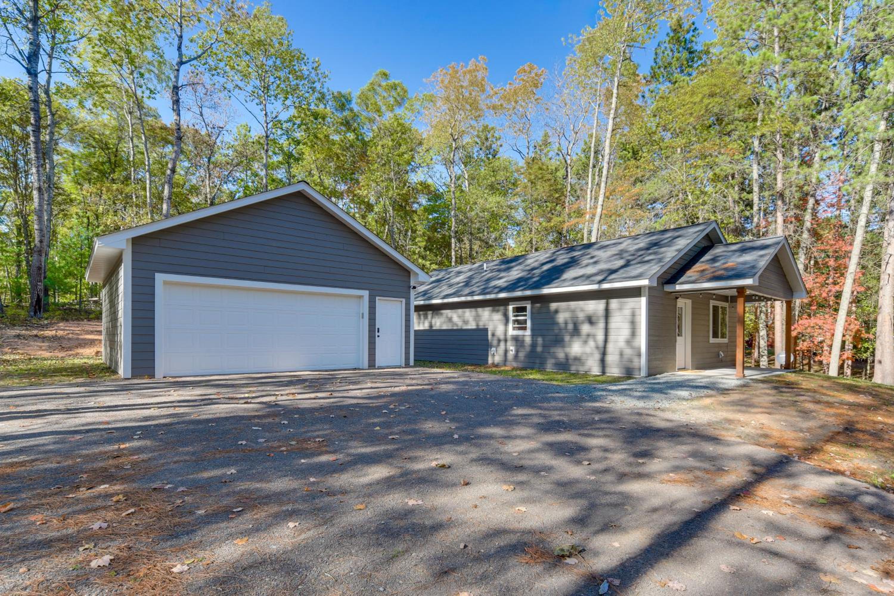 Lake Days, Links and Trails! Danbury Cottage