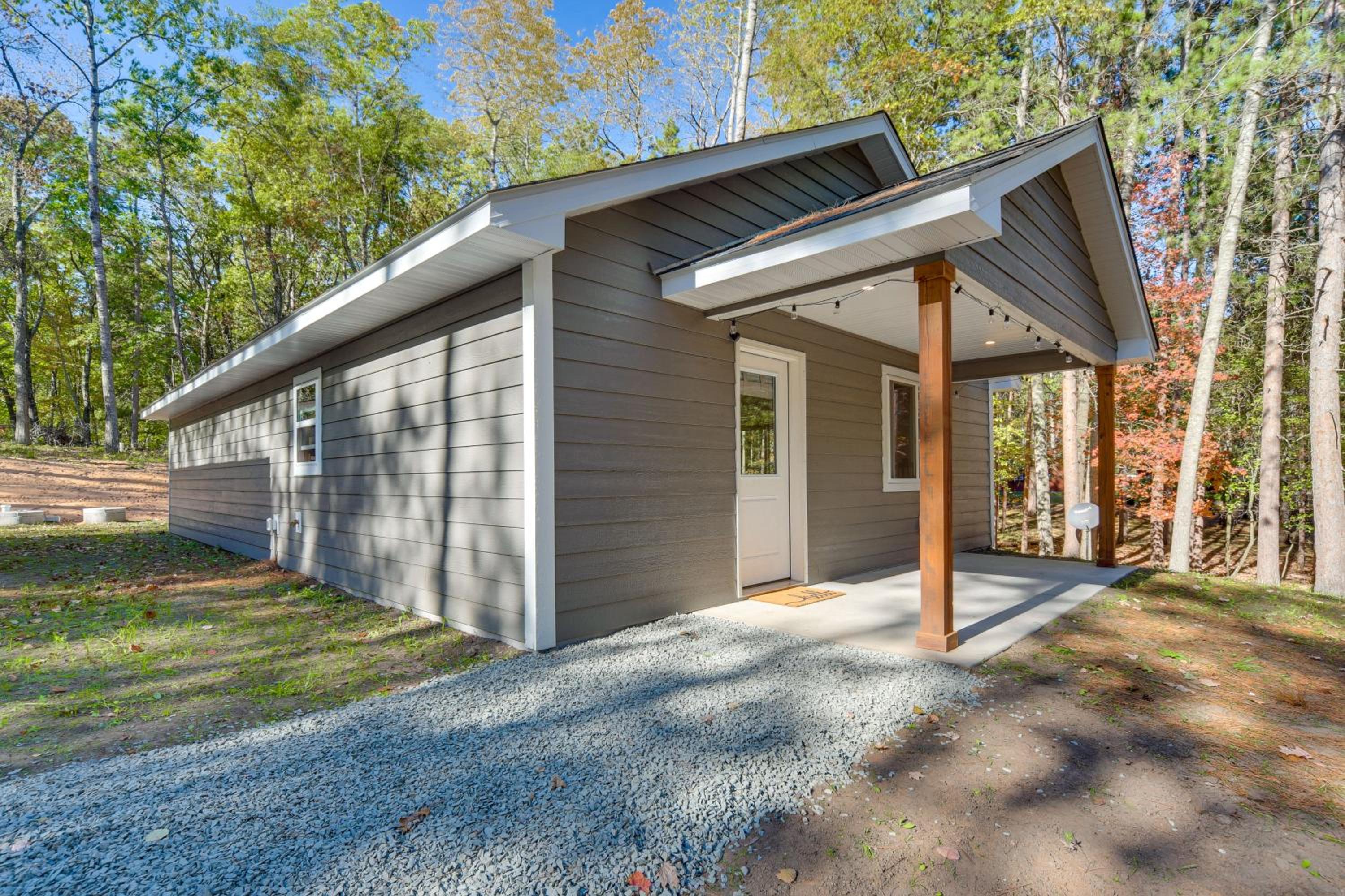 Lake Days, Links and Trails! Danbury Cottage
