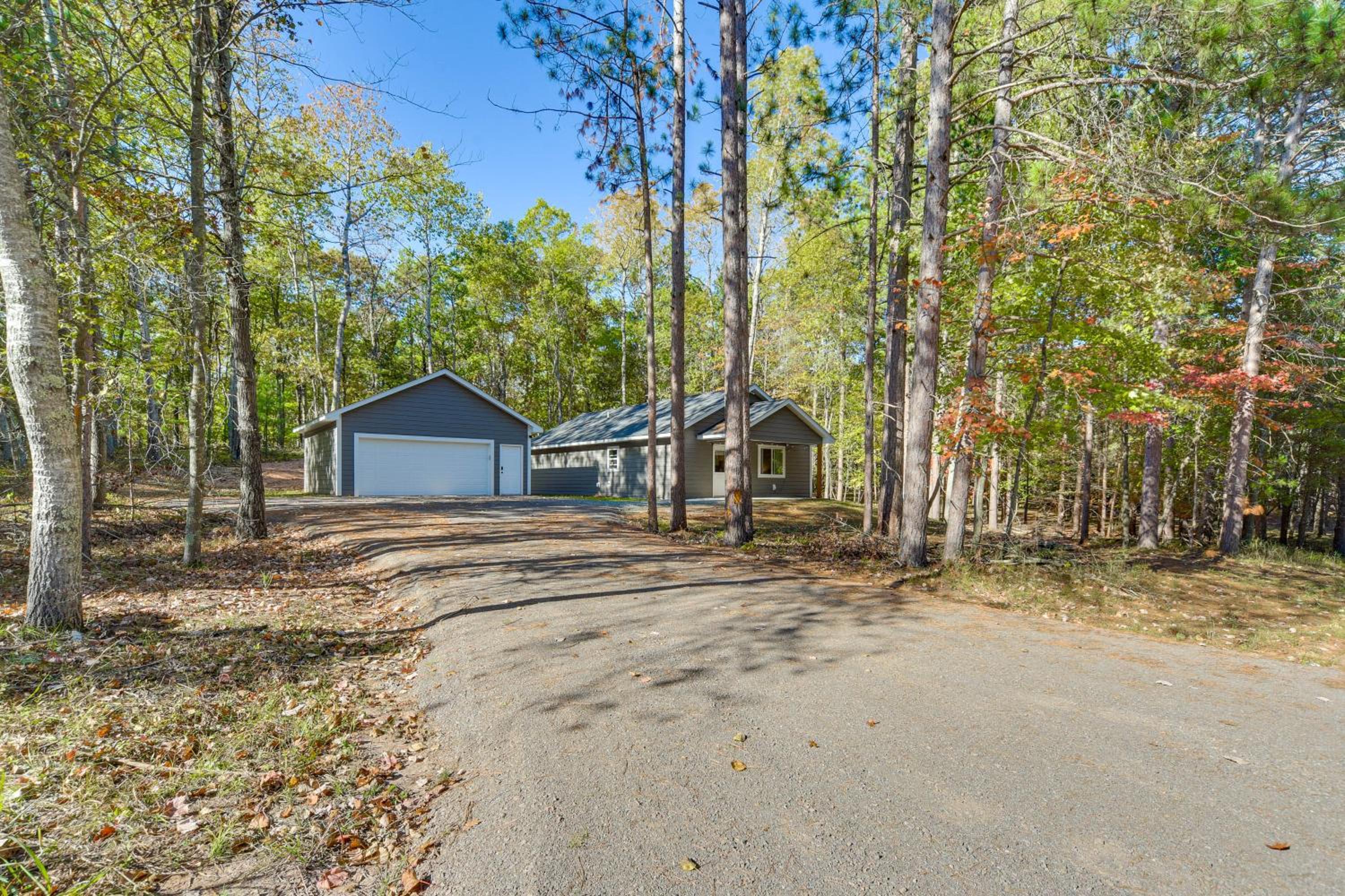 Lake Days, Links and Trails! Danbury Cottage