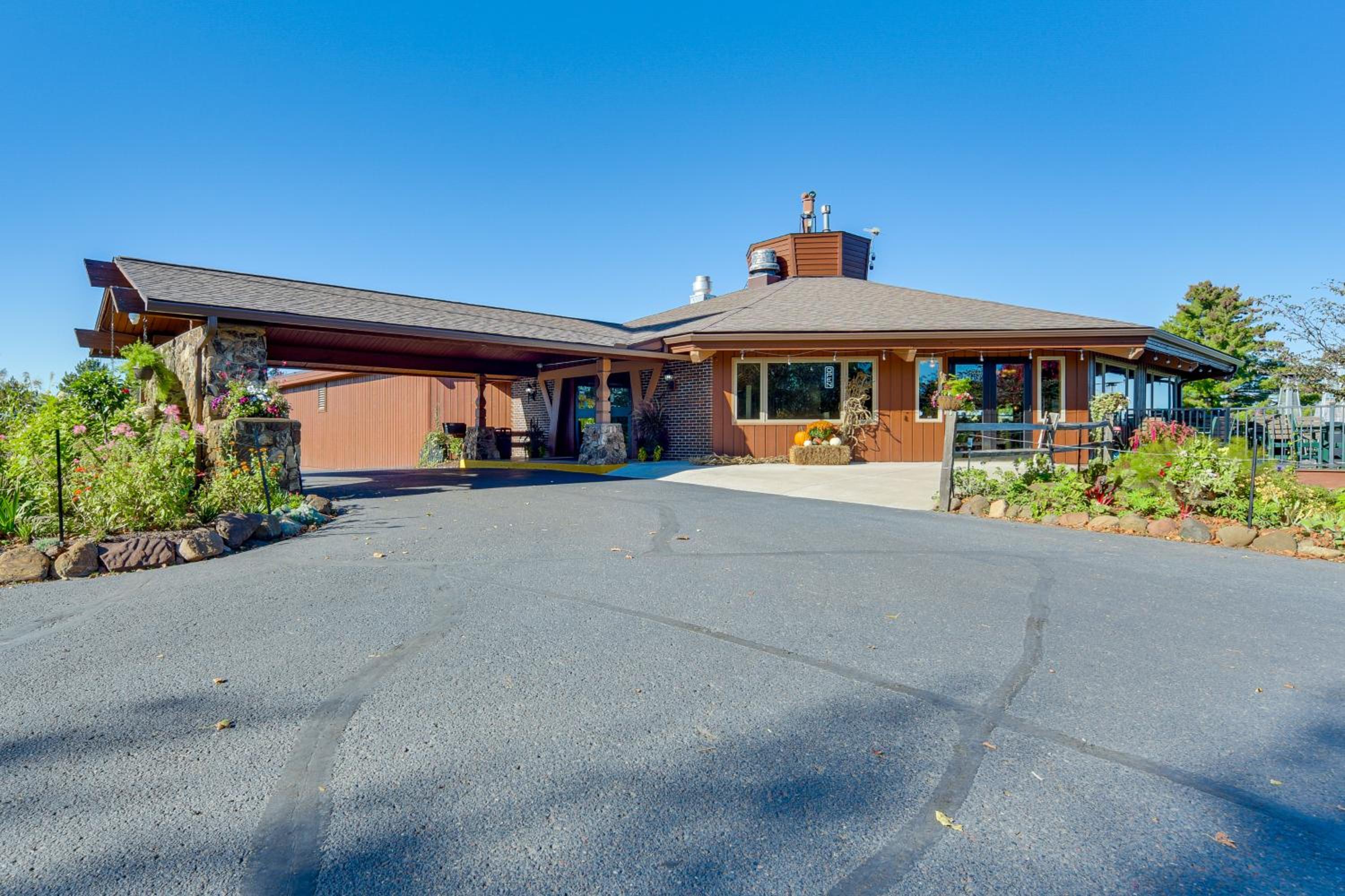 Lake Days, Links and Trails! Danbury Cottage