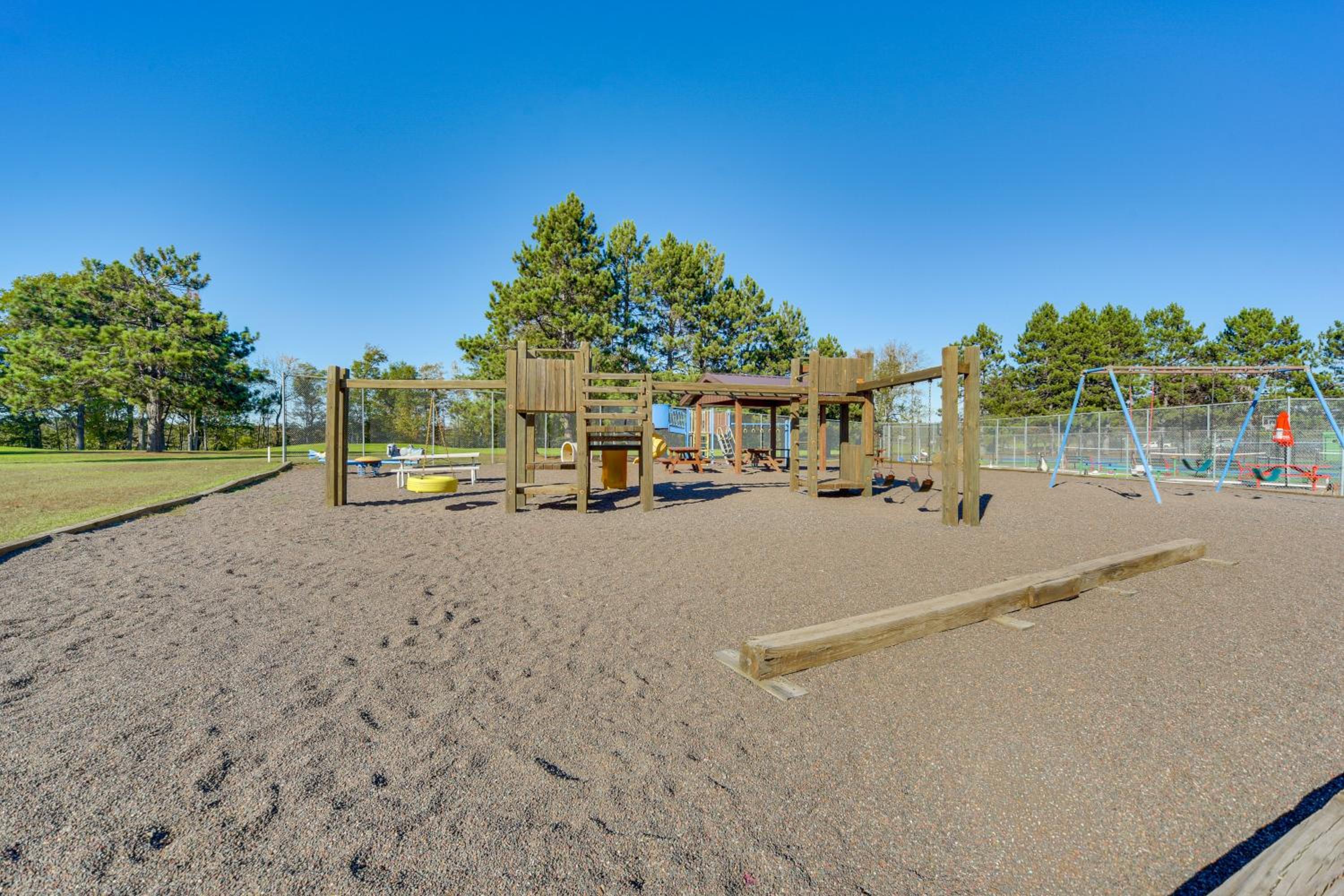 Lake Days, Links and Trails! Danbury Cottage