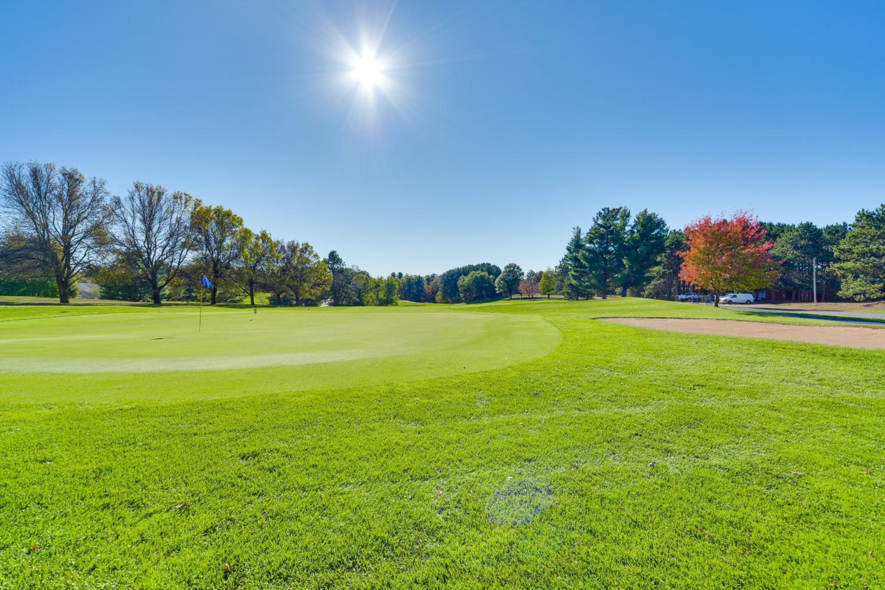 Lake Days, Links and Trails! Danbury Cottage