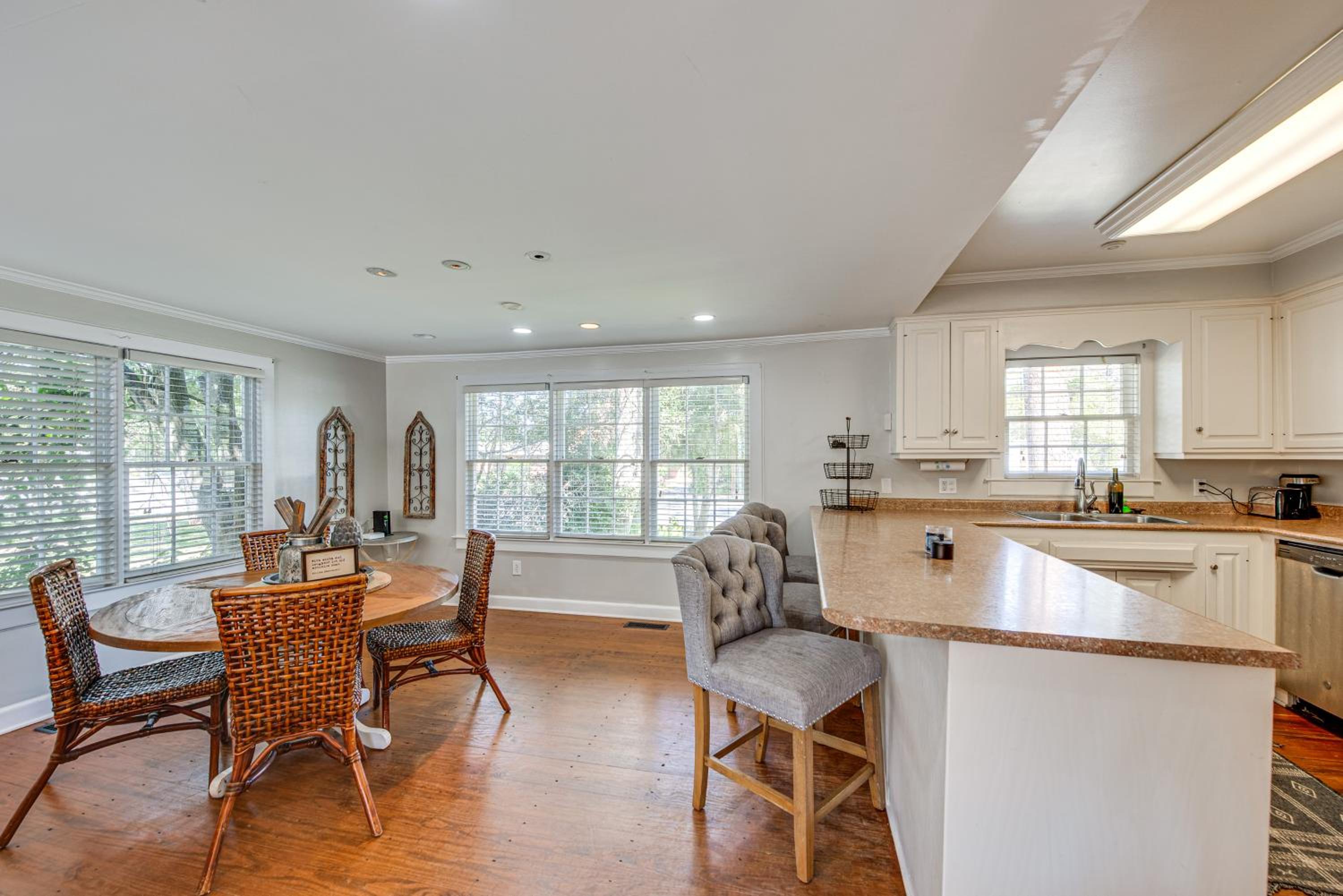 Walk to Dtwn Hahira Inviting Home with Pool and Yard!