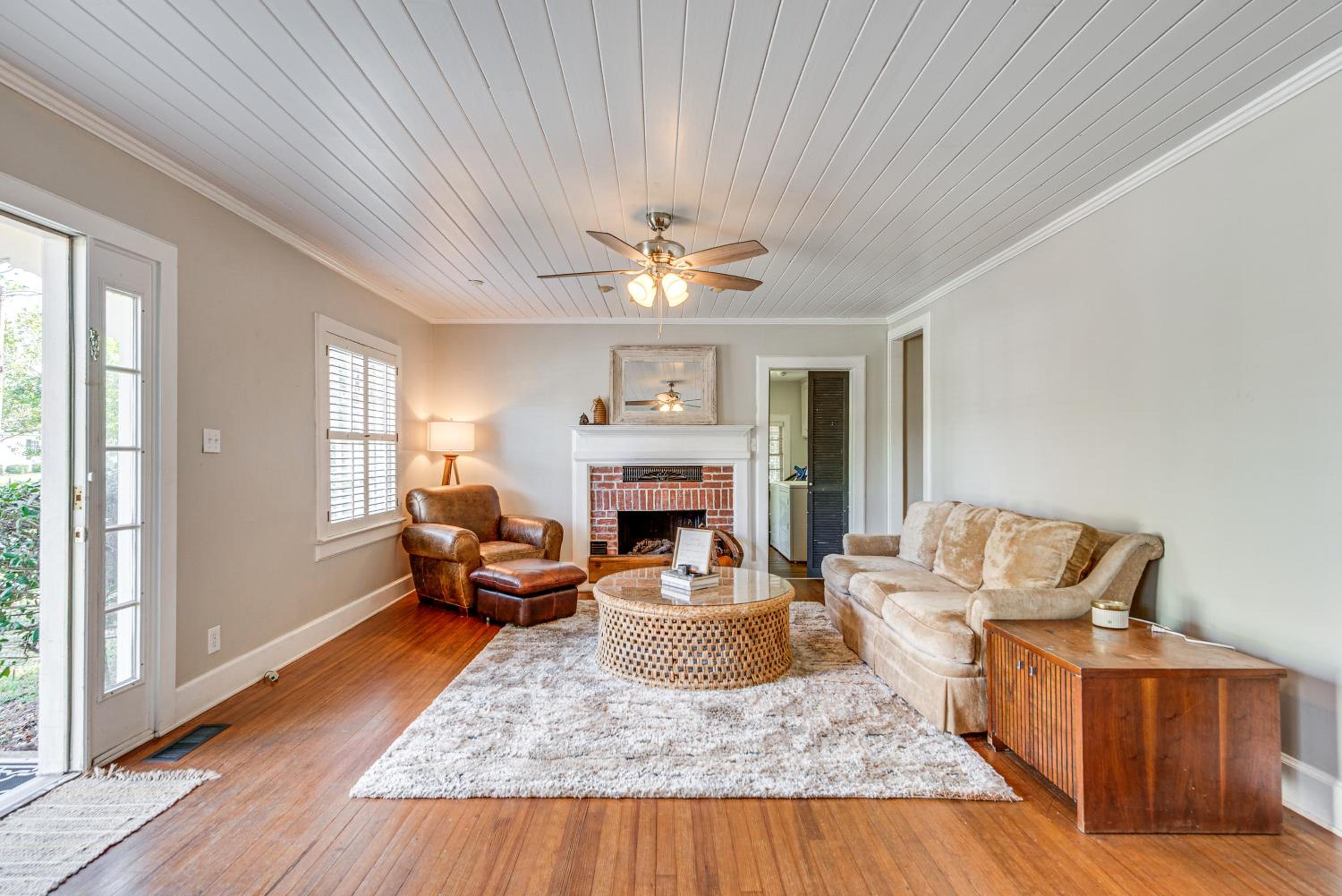Walk to Dtwn Hahira Inviting Home with Pool and Yard!