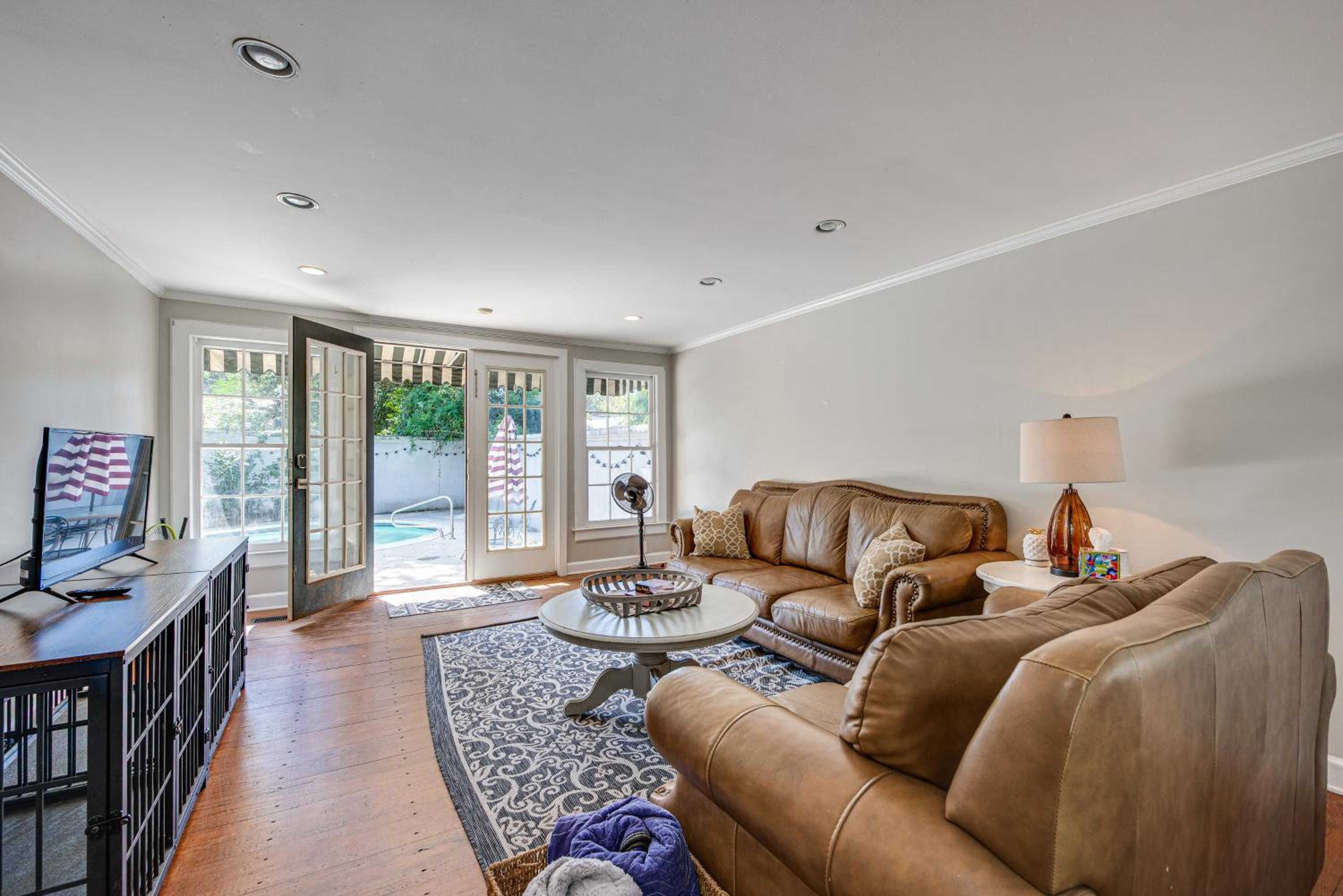 Walk to Dtwn Hahira Inviting Home with Pool and Yard!
