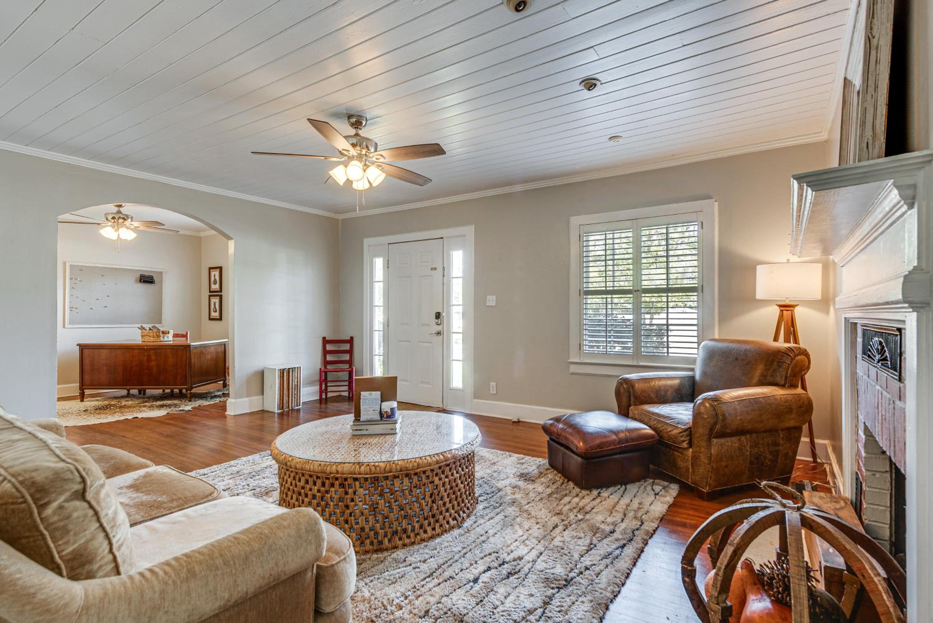 Walk to Dtwn Hahira Inviting Home with Pool and Yard!