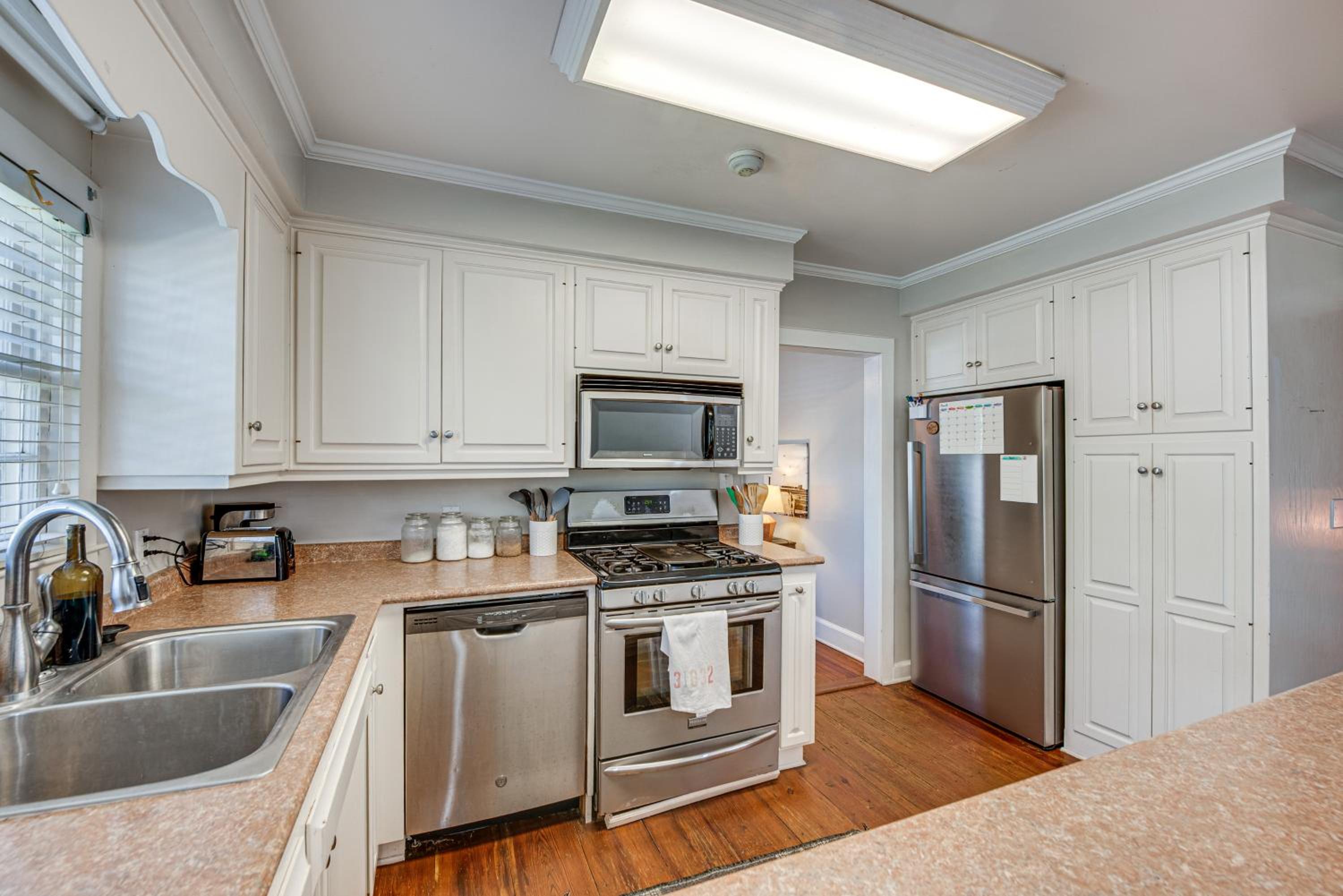 Walk to Dtwn Hahira Inviting Home with Pool and Yard!