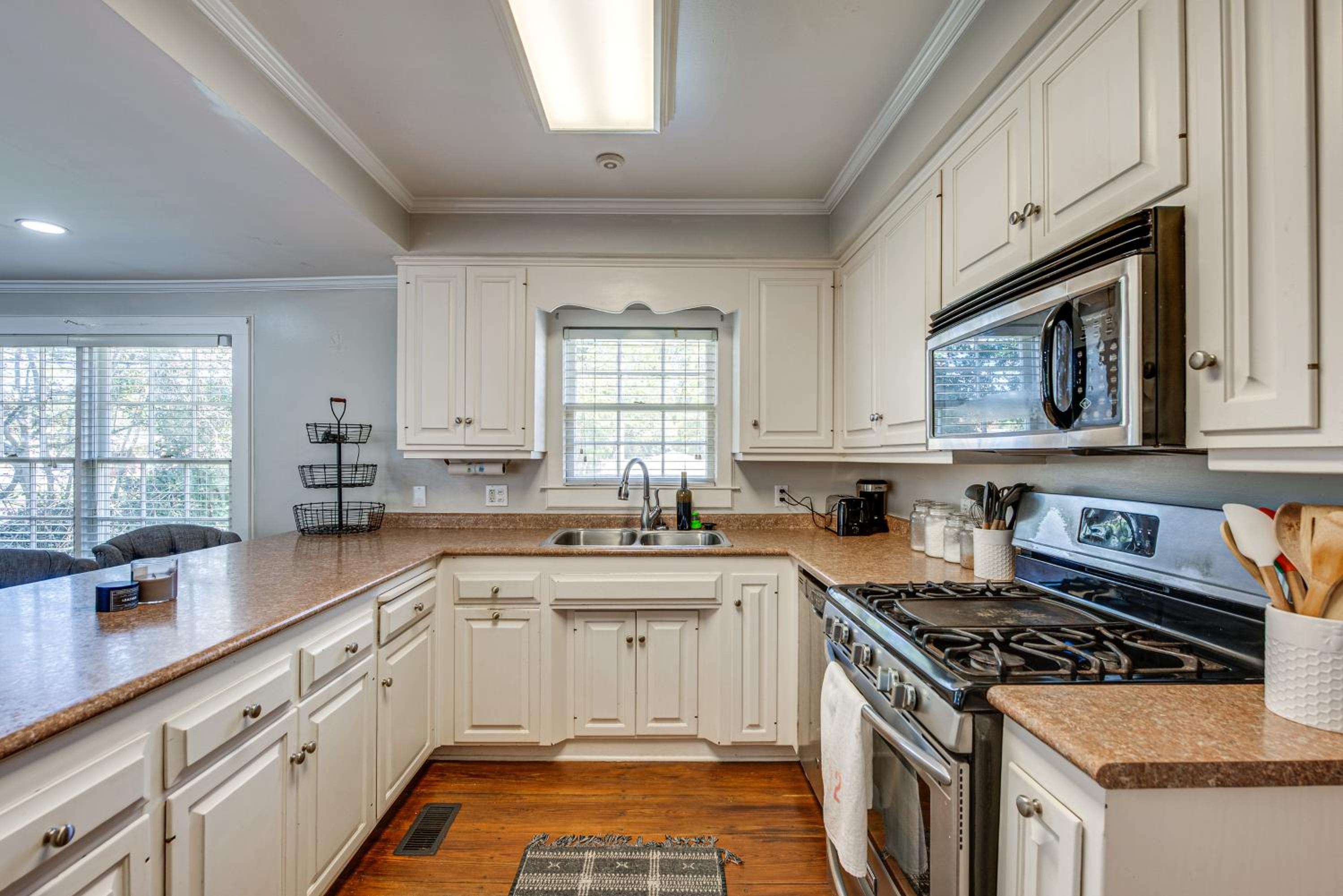 Walk to Dtwn Hahira Inviting Home with Pool and Yard!