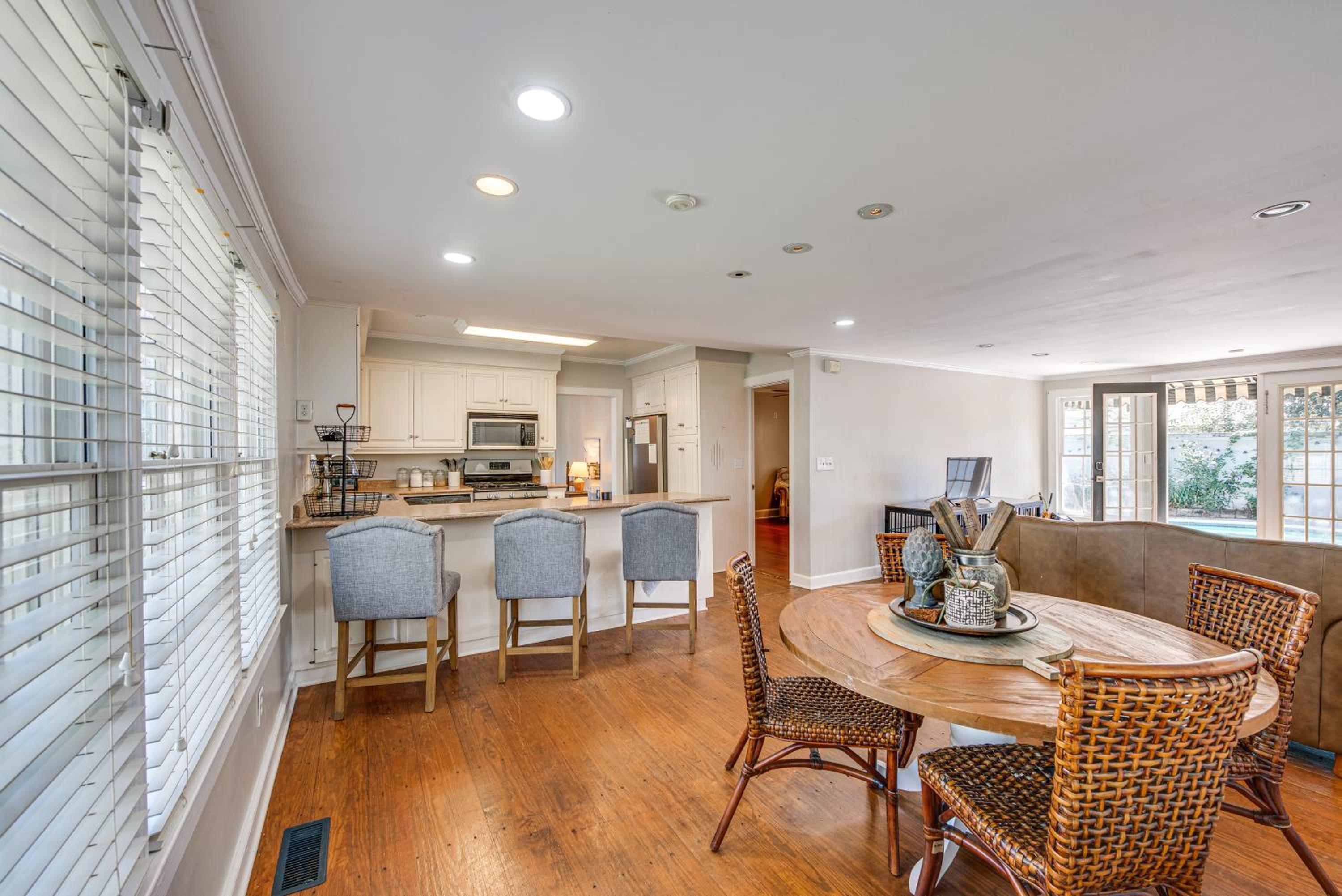 Walk to Dtwn Hahira Inviting Home with Pool and Yard!